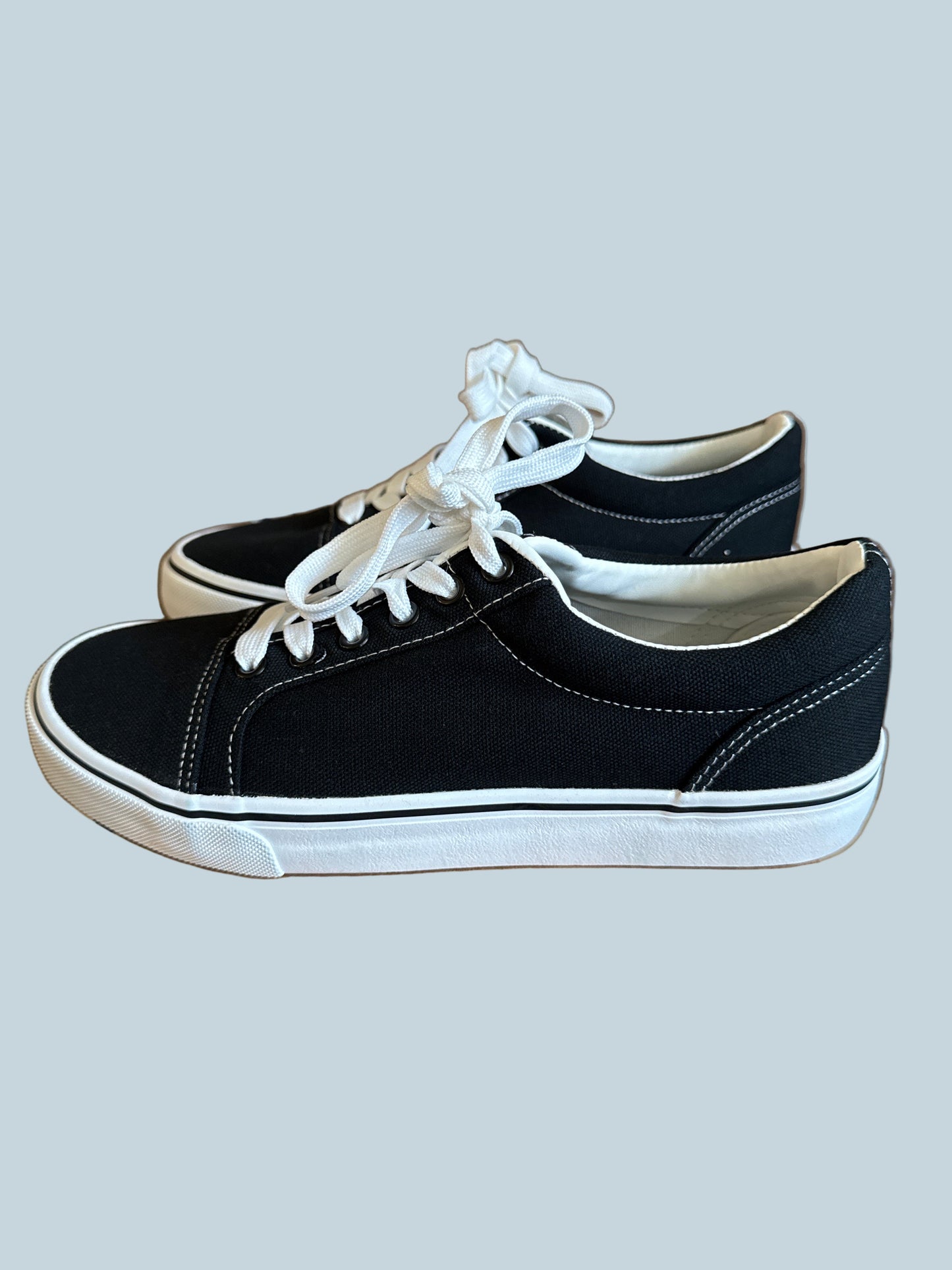 Men Women Canvas Shoe Sneakers . Like New. Size 8.5