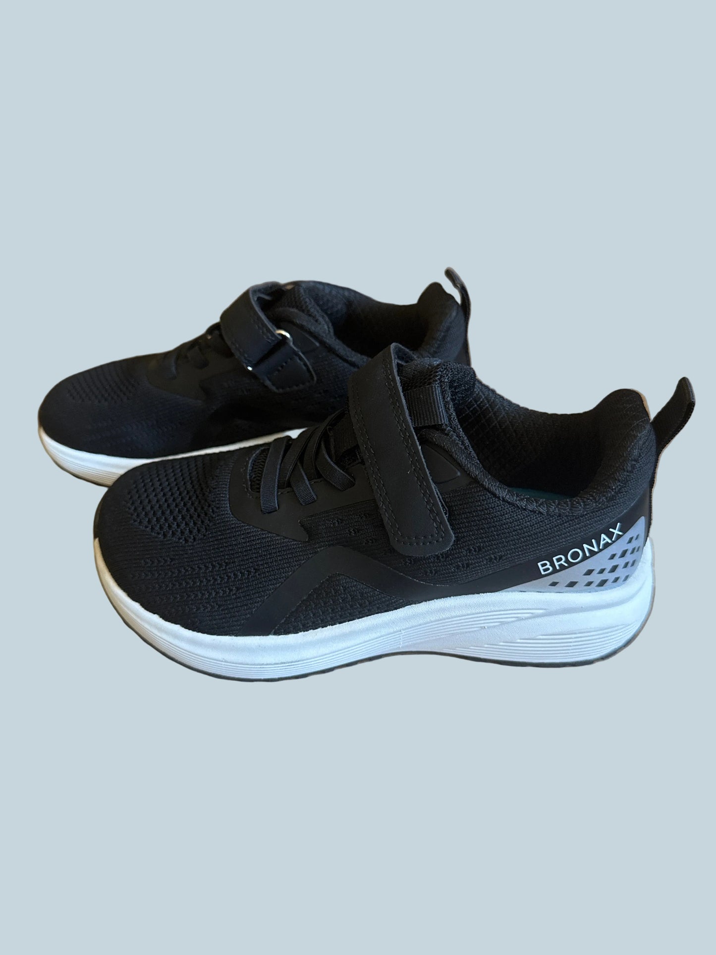 Kids Boys Girls Running shoe Sneaker. Like New. Kids Size 33