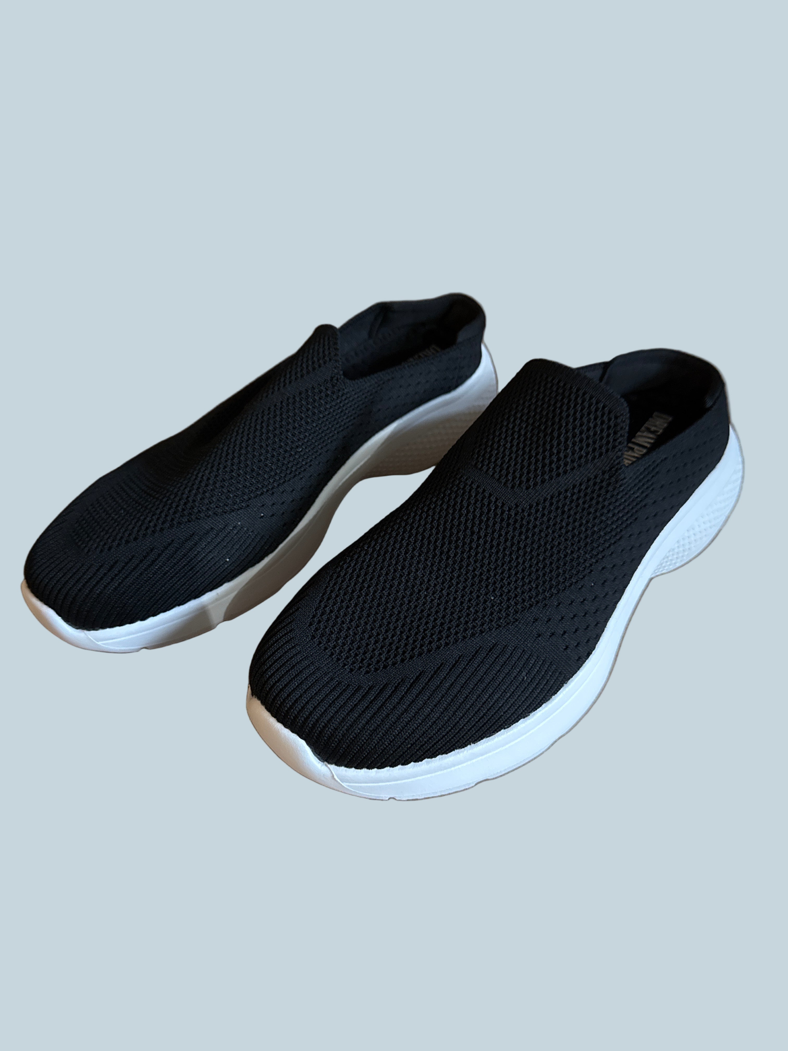 Dream Pairs. Men Women Slipon Slippers Shoe. Like New. Size 9