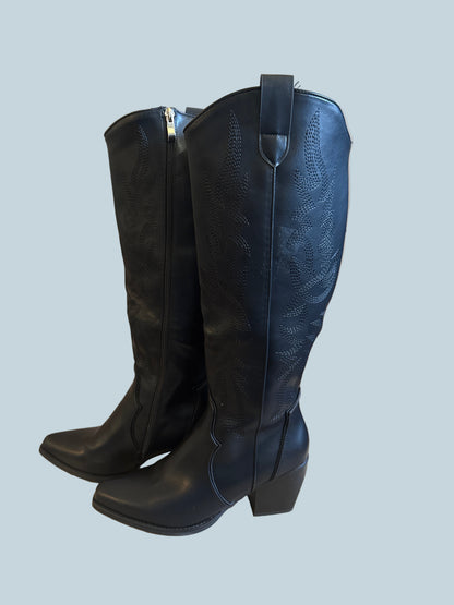 Dream Pairs Women Cowboy Knee-high boot. Secondhand. Size 9