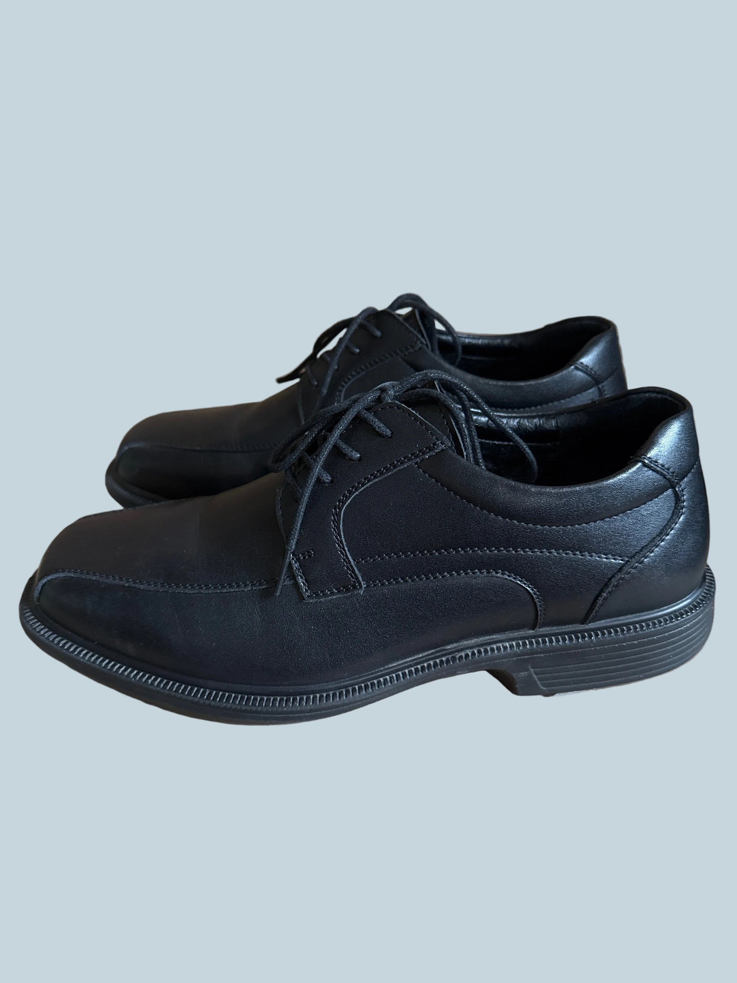 Heez Men Dress Shoe. Secondhand. Size 9