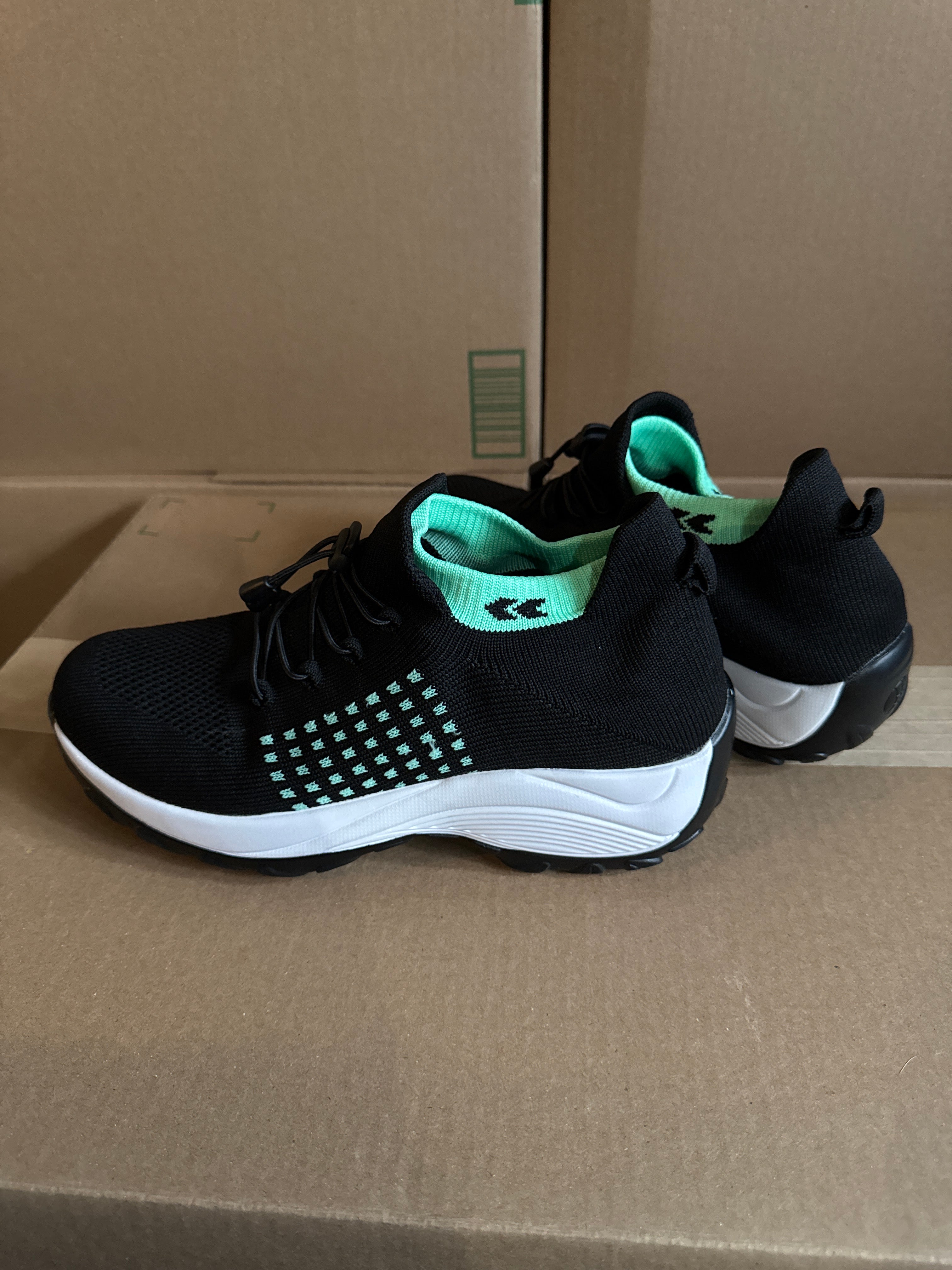 Stunahome Women Walking Shoe Sneakers. Like New. Size 41