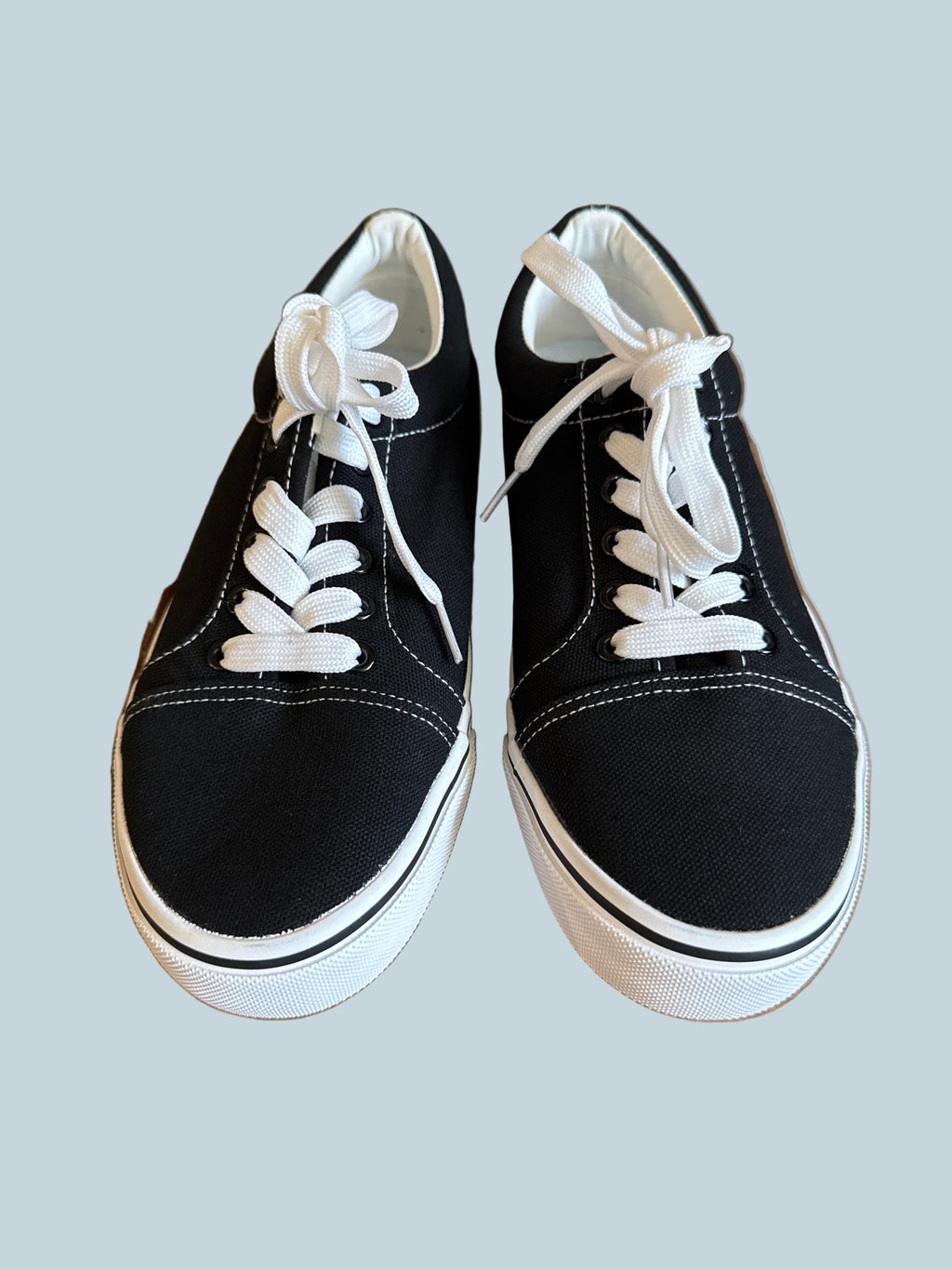 Men  Women  Canvas Shoe Sneakers . Like New. Size 8.5