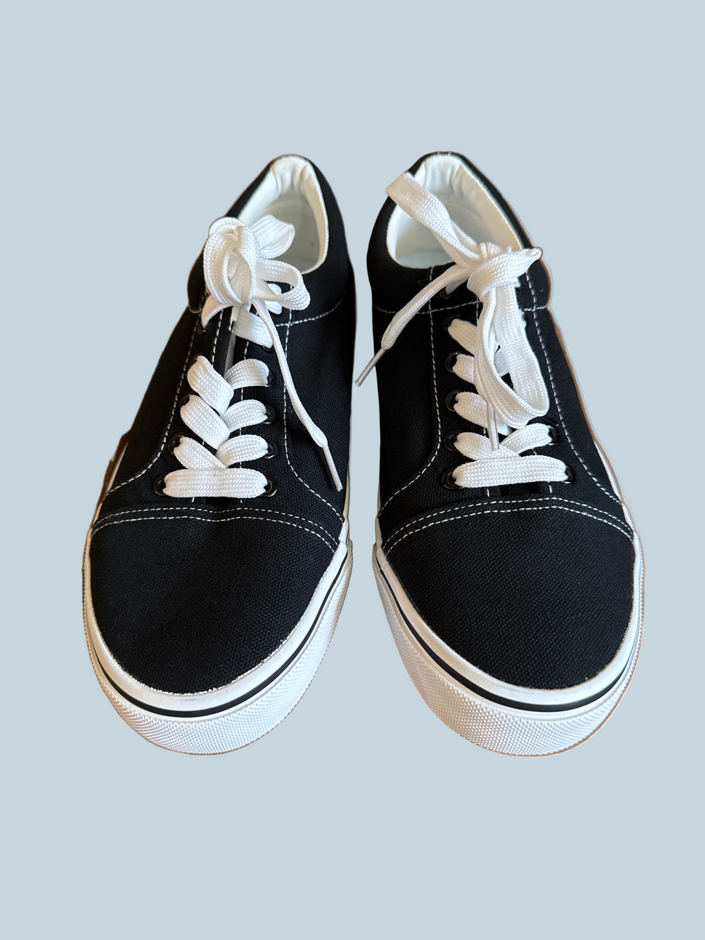 Men  Women  Canvas Shoe Sneakers . Like New. Size 8.5