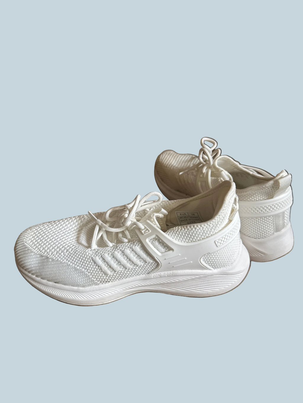 Men Walking Shoe. Like New. Size 38