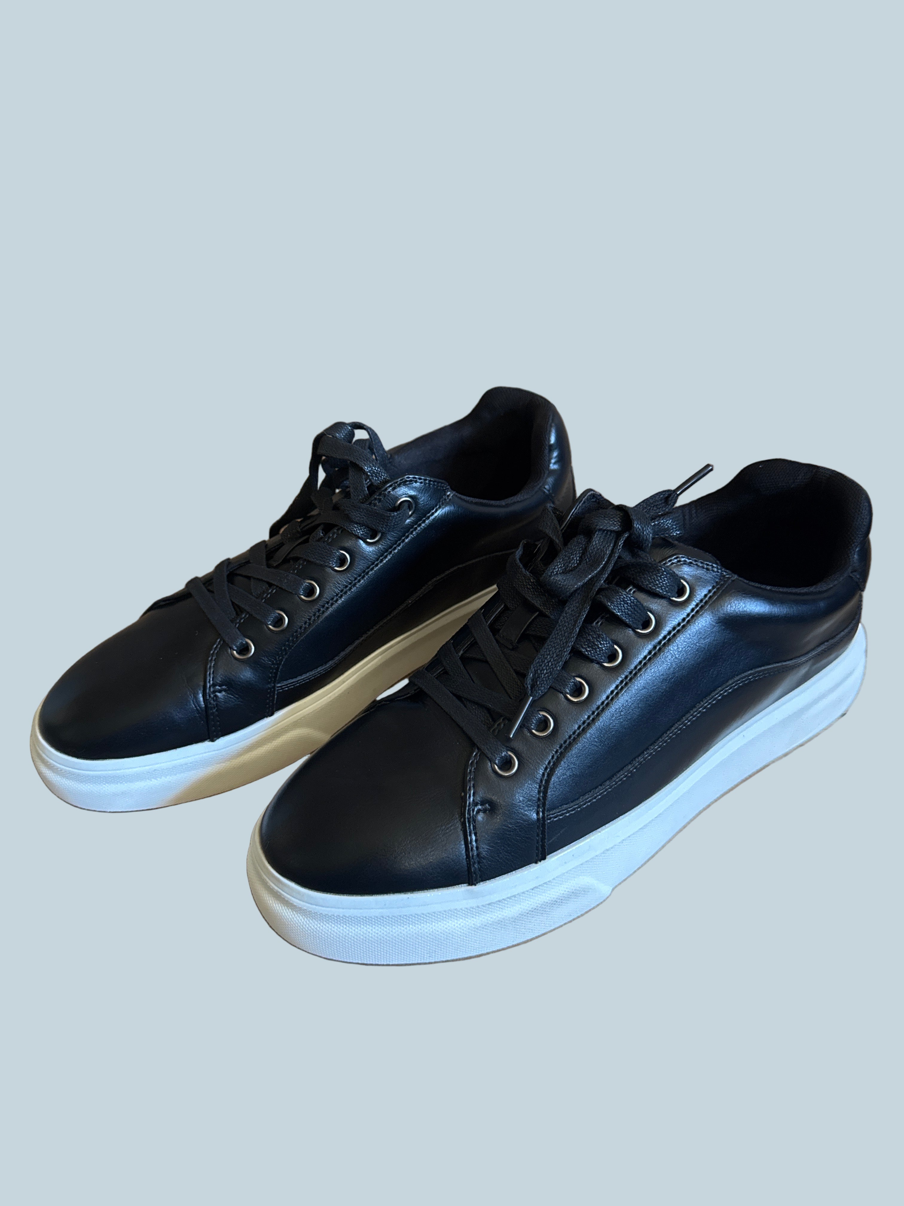 Vostey Men Casual Shoe Sneakers. Like New. Size 10.5