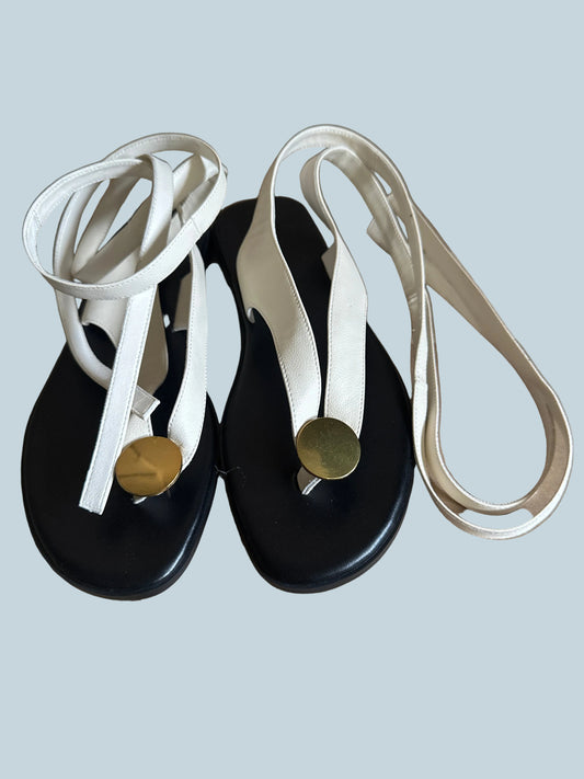 Women beach Shoe Sandals Flat. Like New. Size 9