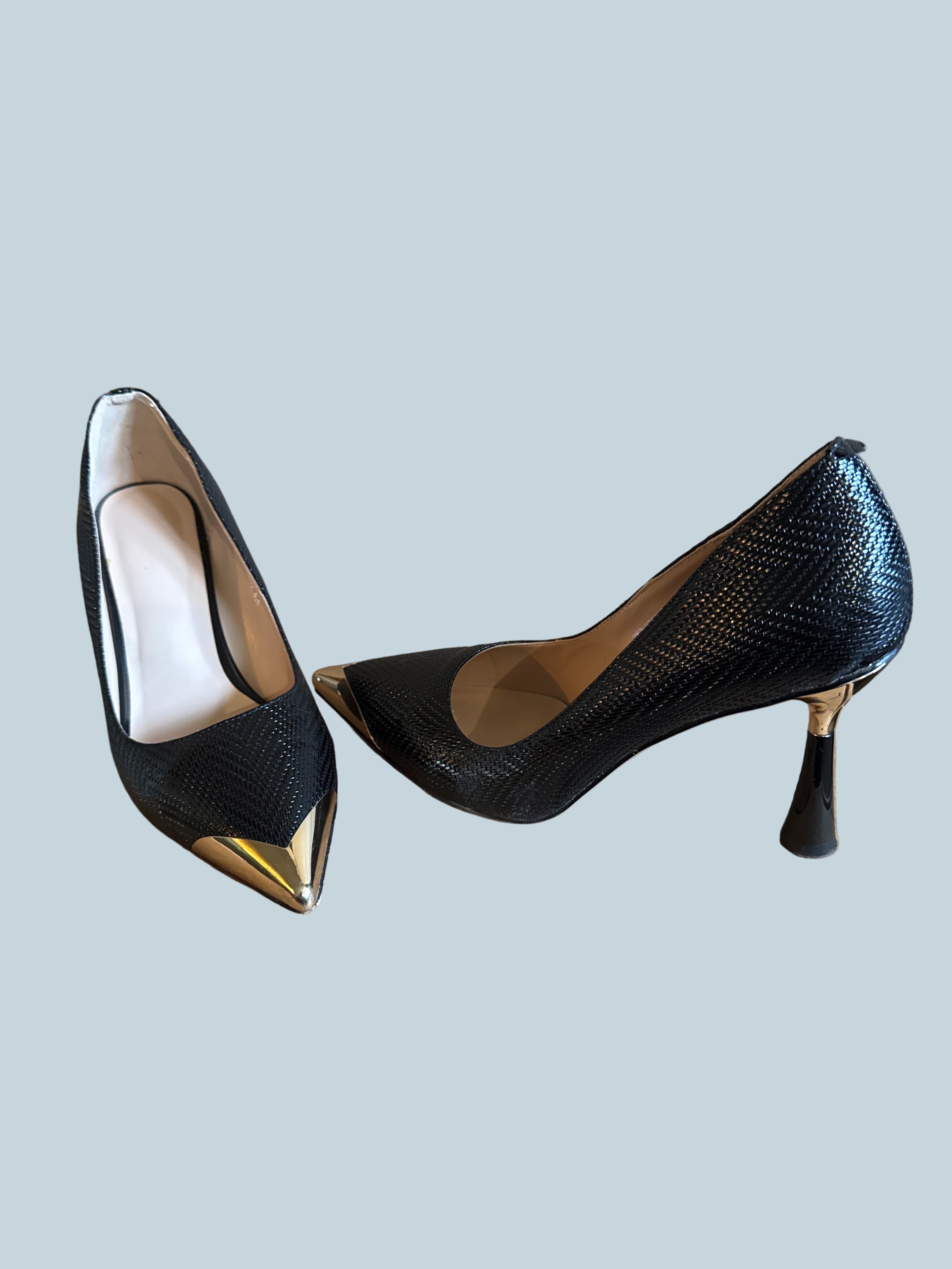 QIY Women Heeled Pump Shoe. Second hand. Size 8.5
