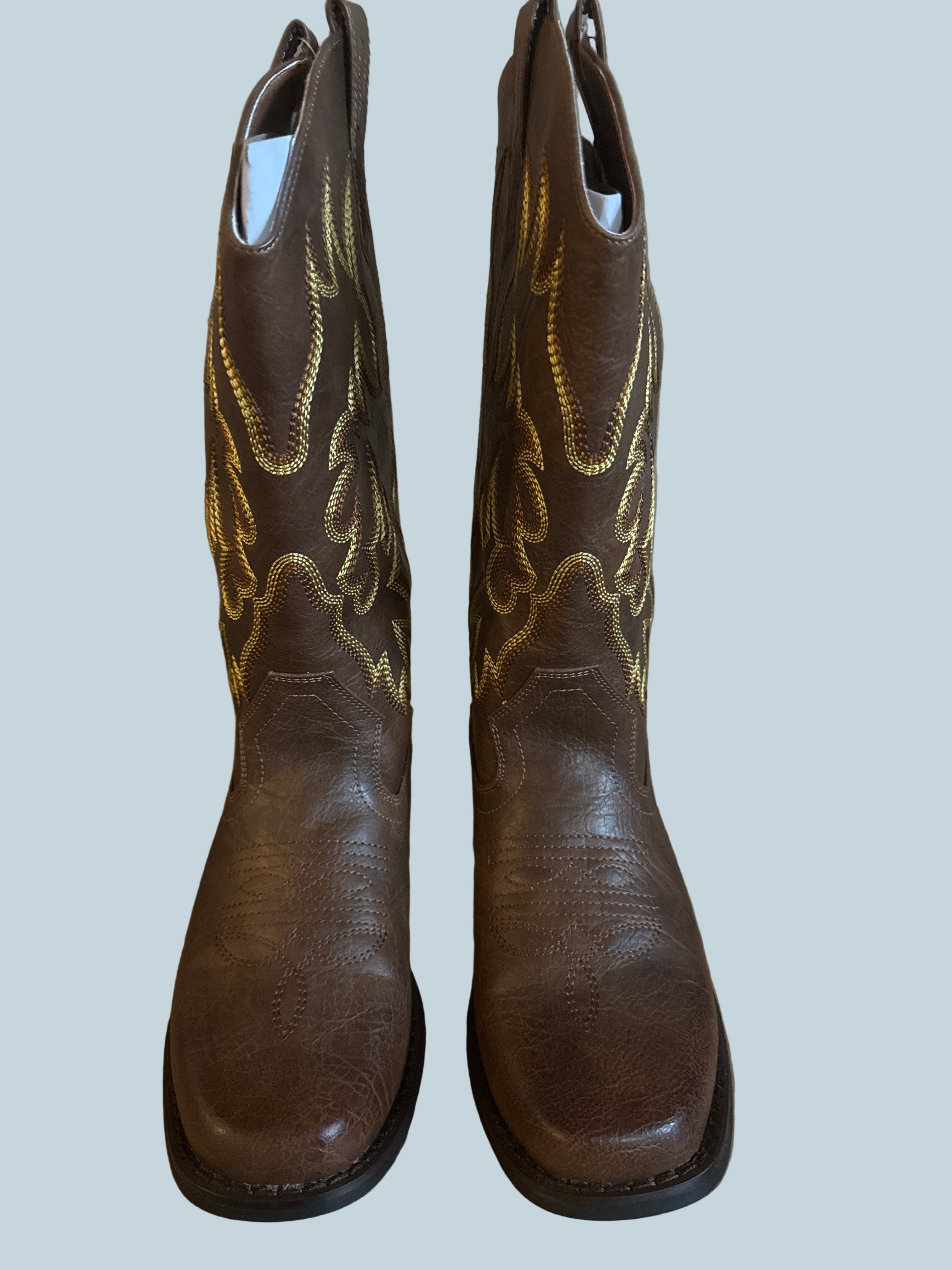 IUV Women Cowboy boots Flat . Like New. Size 5