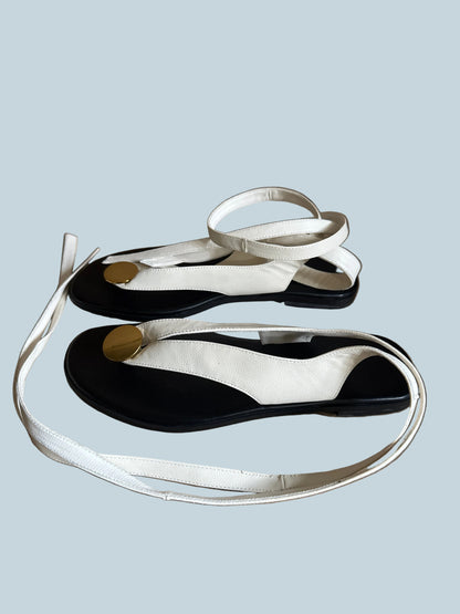 Women beach Shoe Sandals Flat. Like New. Size 9