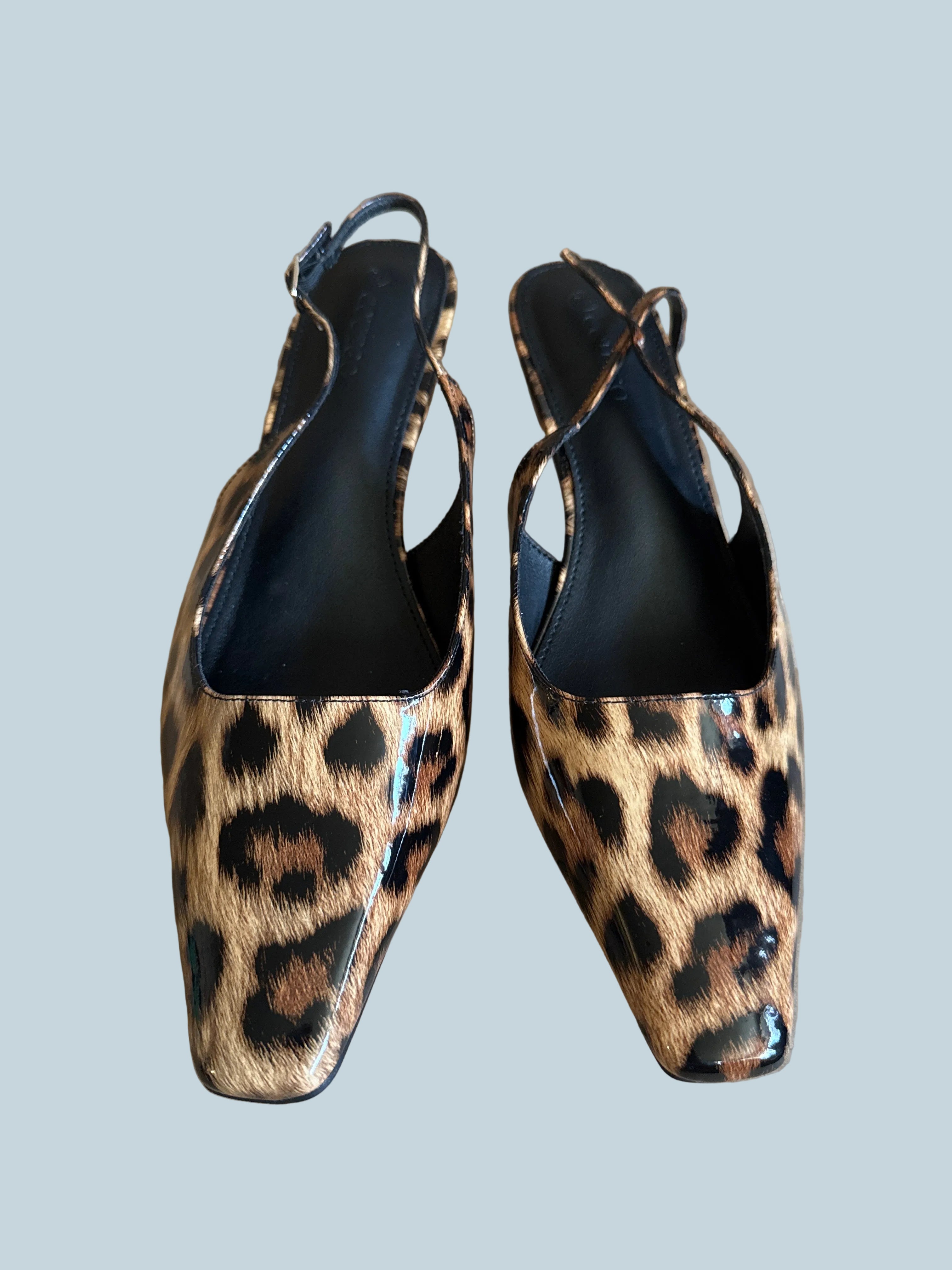 Coutgo Women Kitten Heeled Slingback pump. Size 7.5