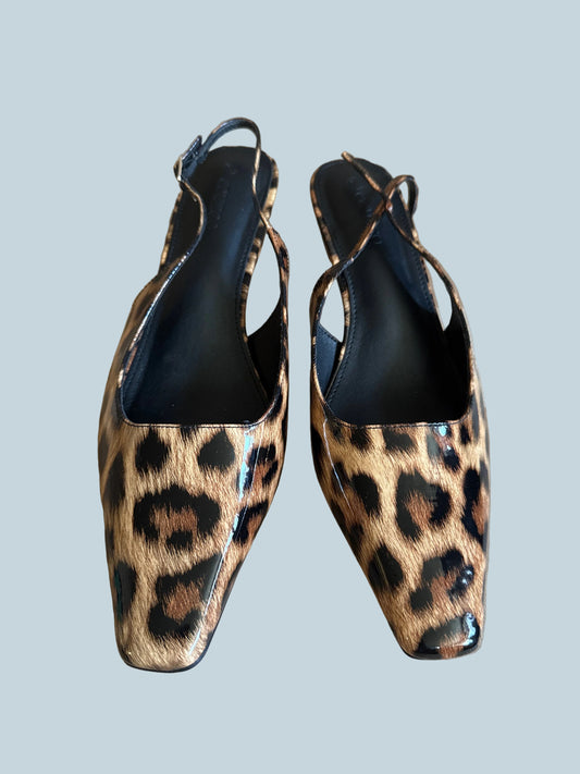 Coutgo Women Kitten Heeled Slingback pump. Size 7.5