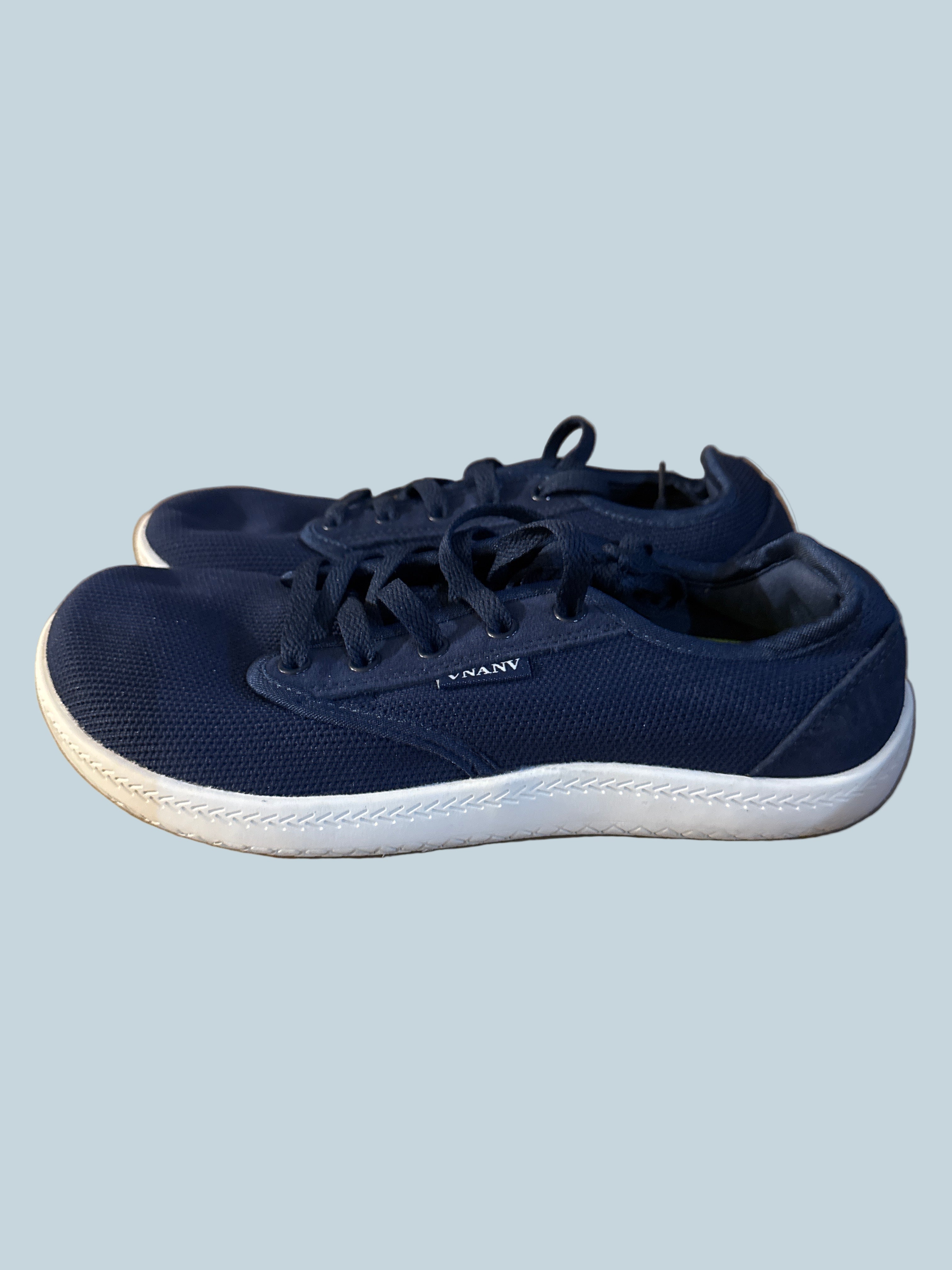 Vnanv. Men Wide Barefoot Walking Shoe. Secondhand.  Size 39