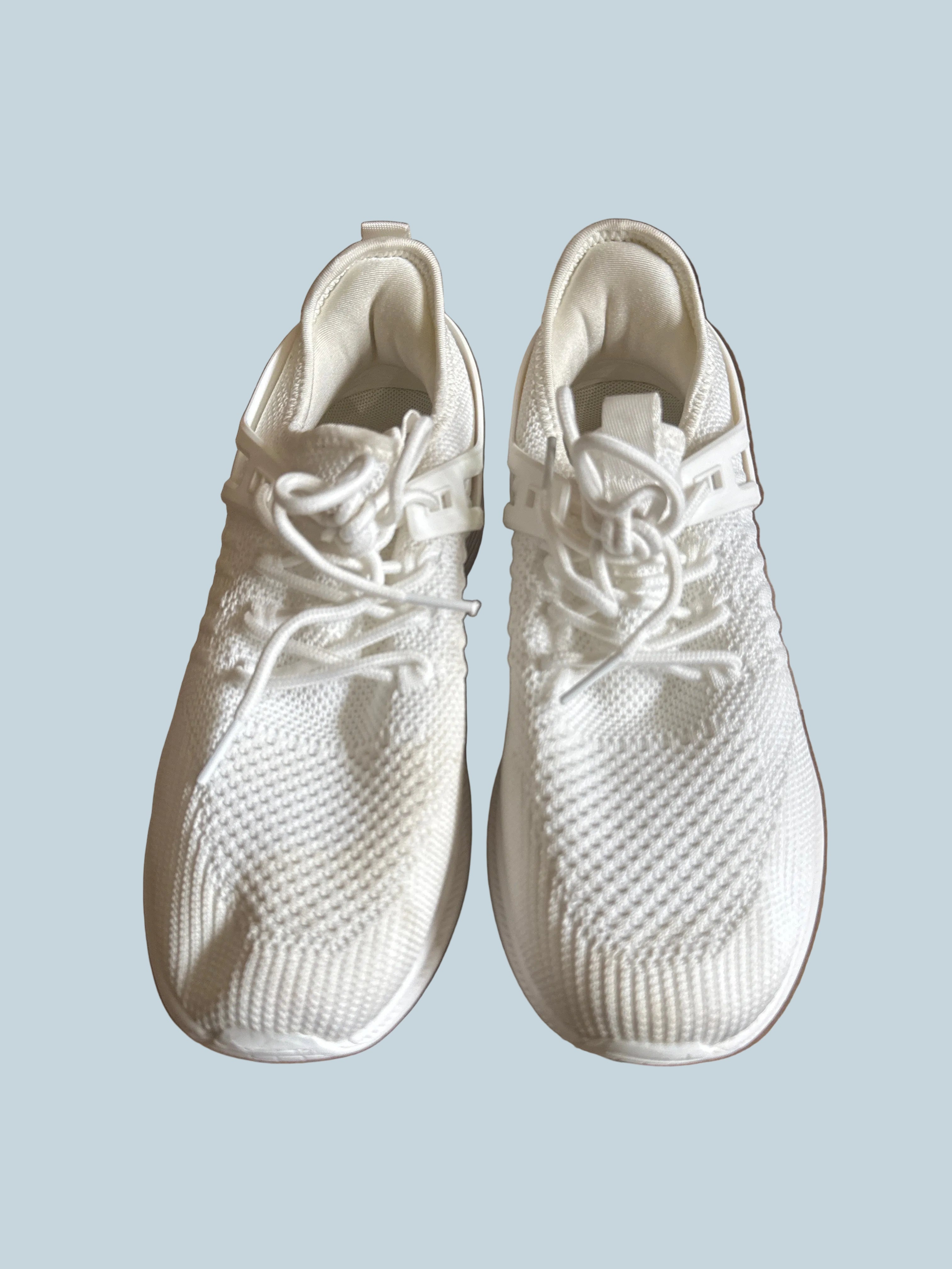 Men Walking Shoe. Like New. Size 38