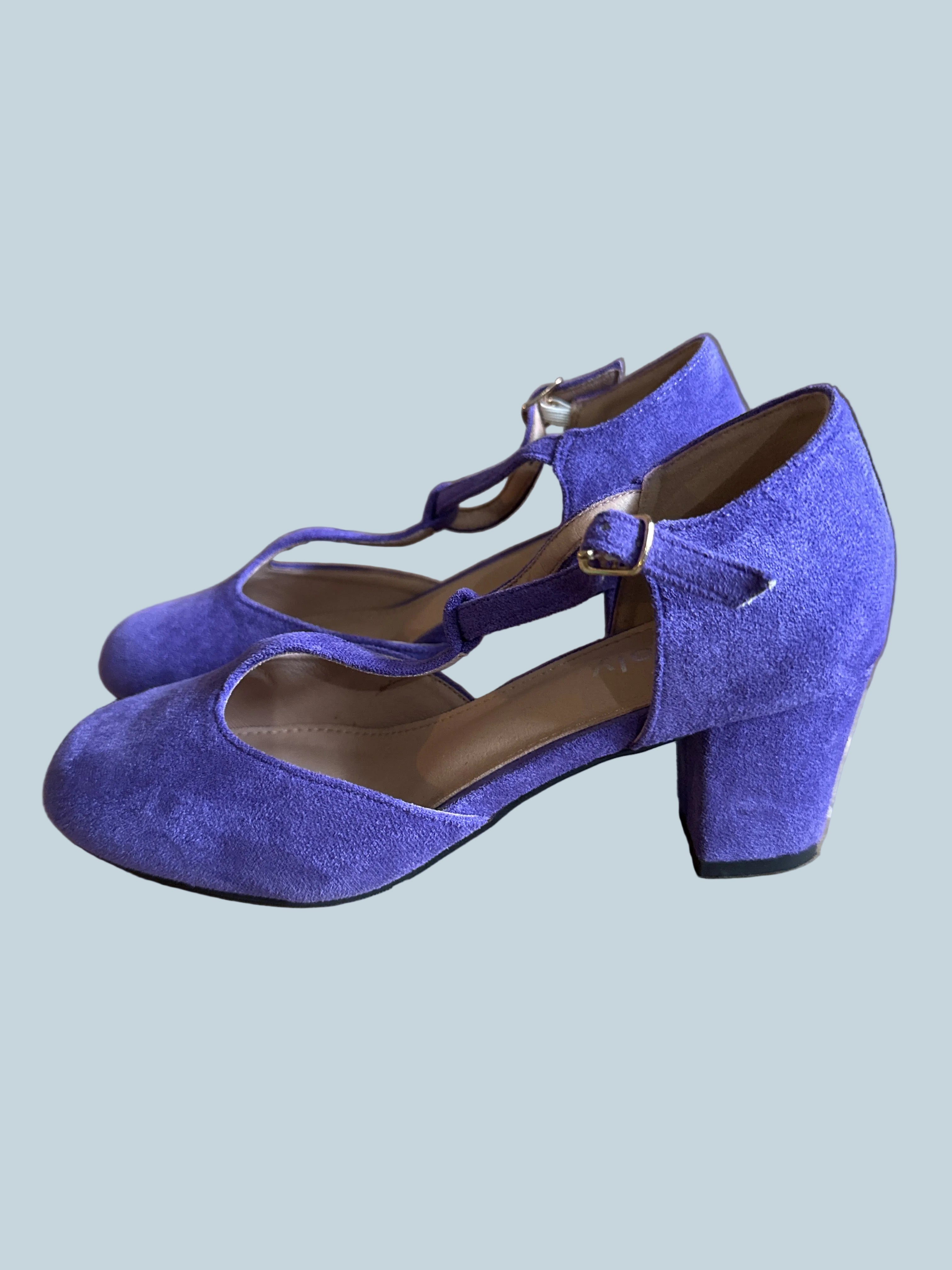 Peijery Women Block Heeled T-Strap Pump. Like New. Size 38