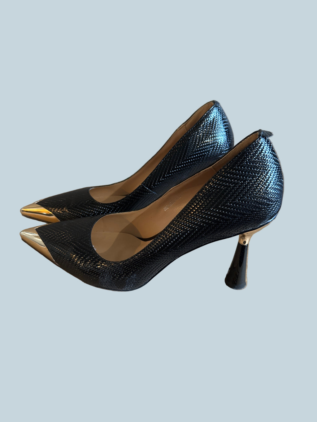 QIY Women Heeled Pump Shoe. Second hand. Size 8.5