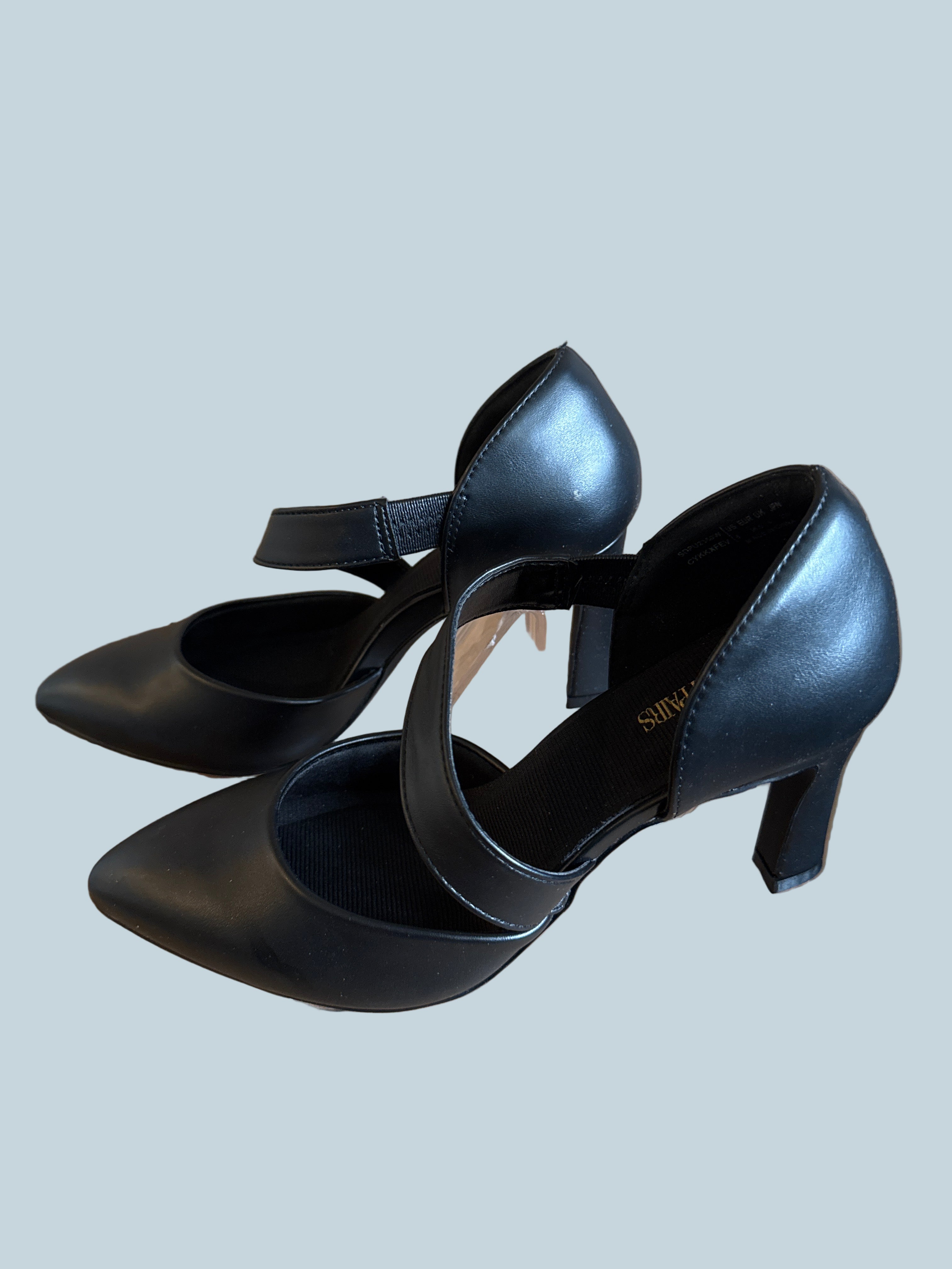 Dream Pairs Women Kitten Heeled Pump Shoe. Like New. Size 6