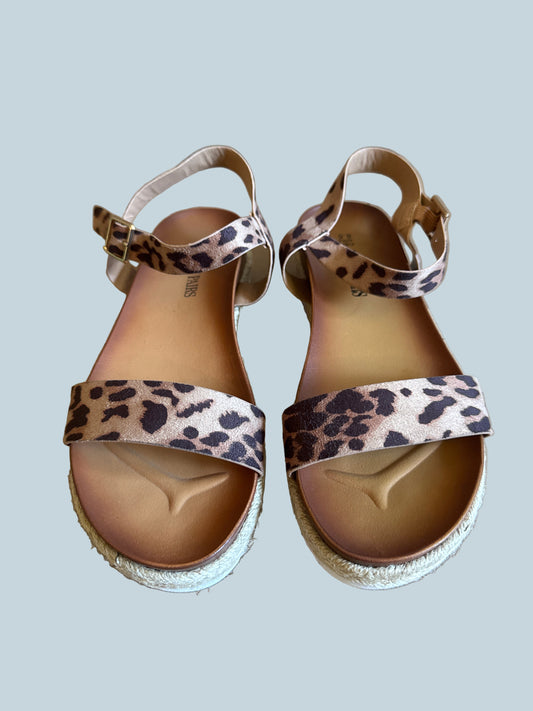 Dreams Pair Women Flat Sandals. Like New. Size 8.5