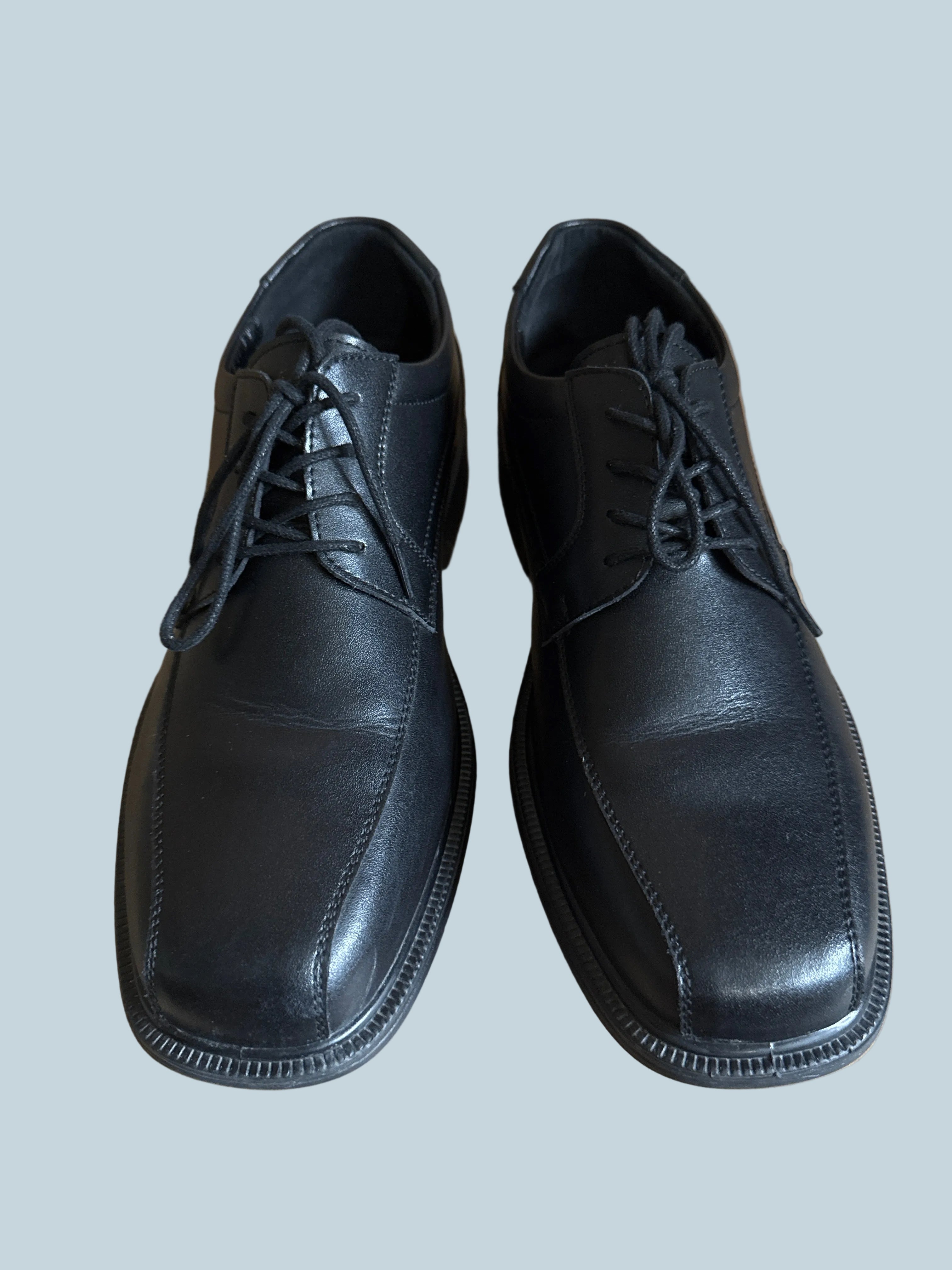 Heez Men Dress Shoe. Secondhand. Size 9