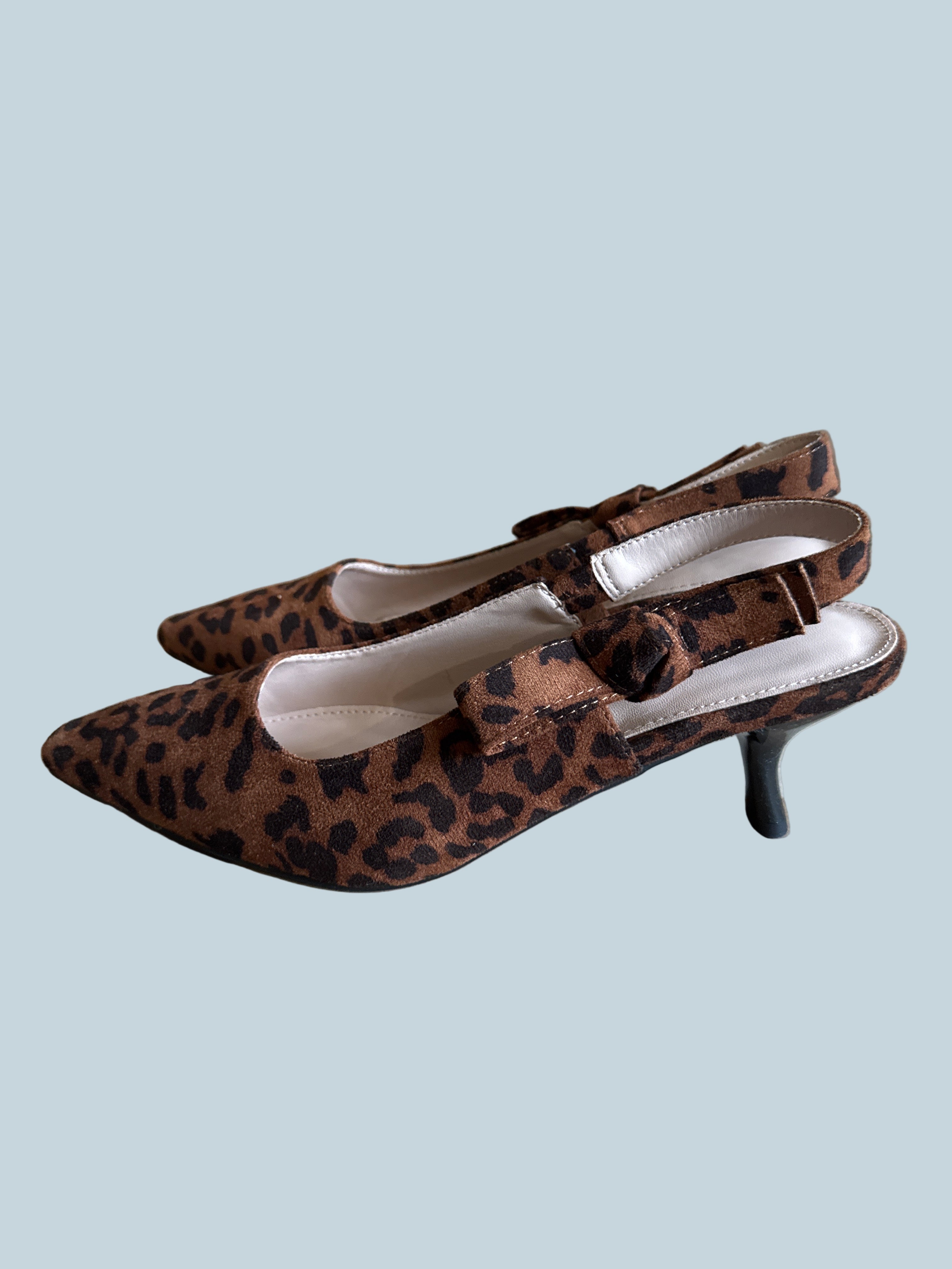 Women Kitten Heeled Slingback Pump Shoe. Like New. Size 9