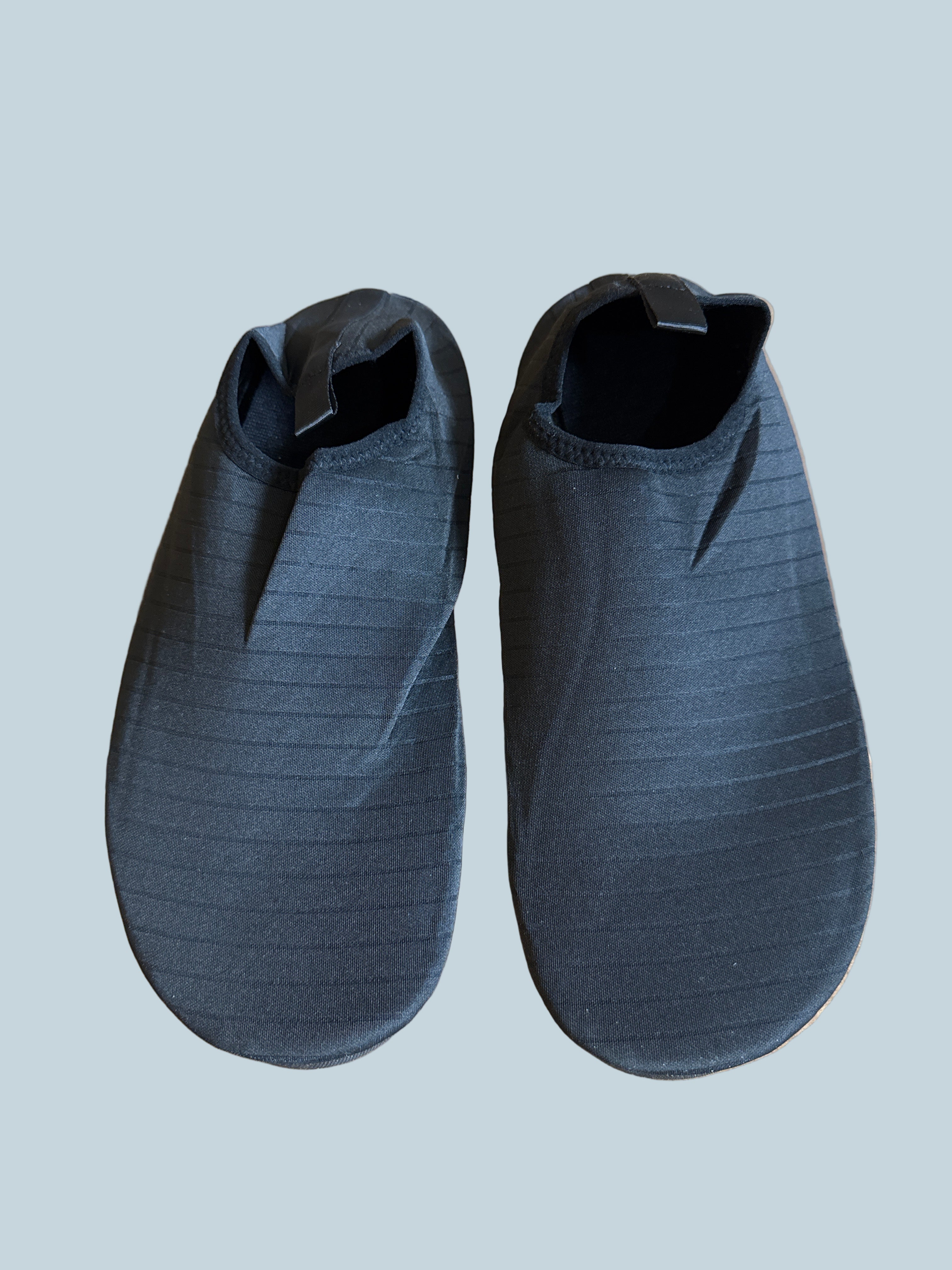 Water shoe. Like New. Black/ Size 44-45