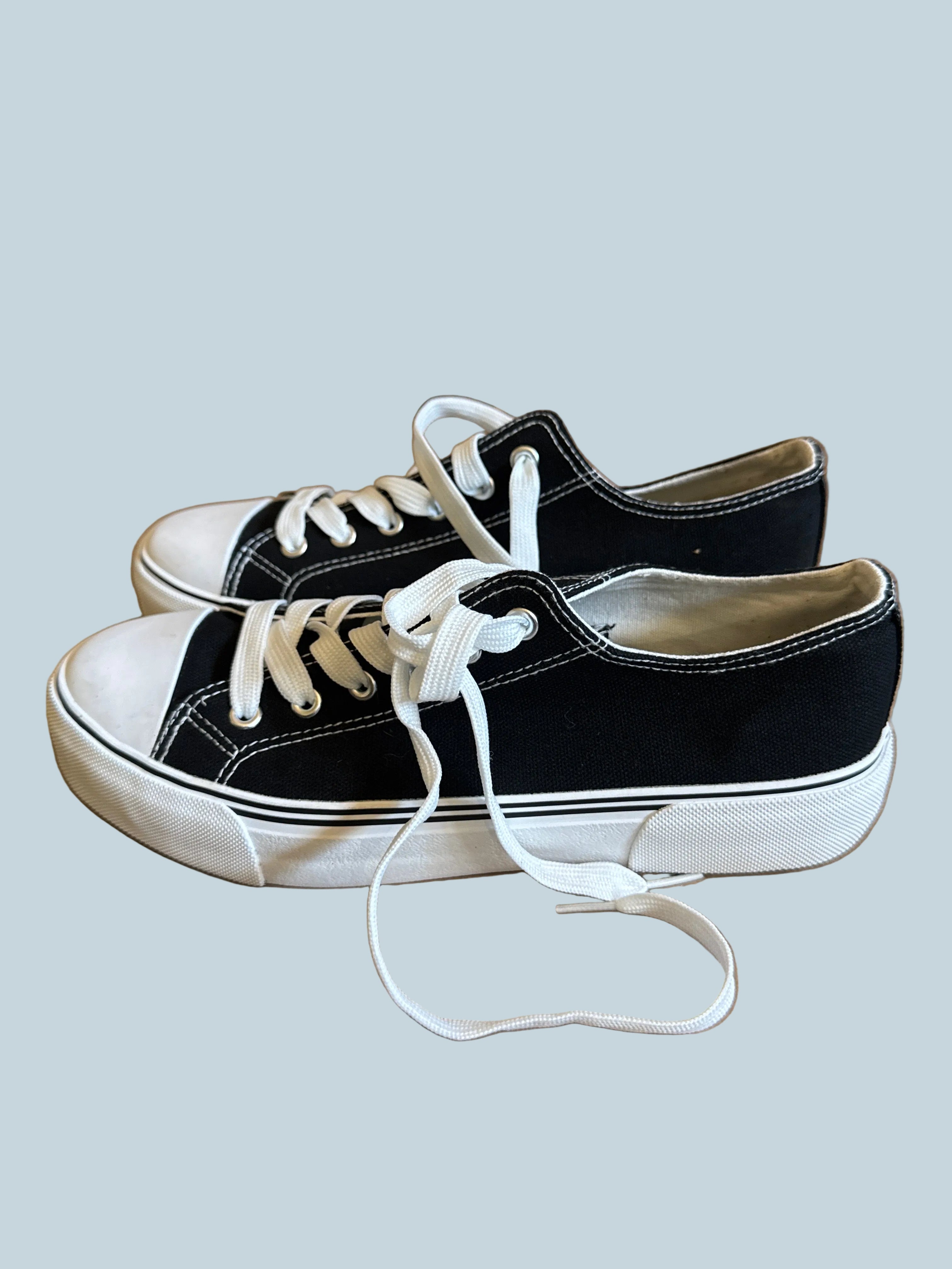 Canvas Men Shoe. Secondhand. Size 40