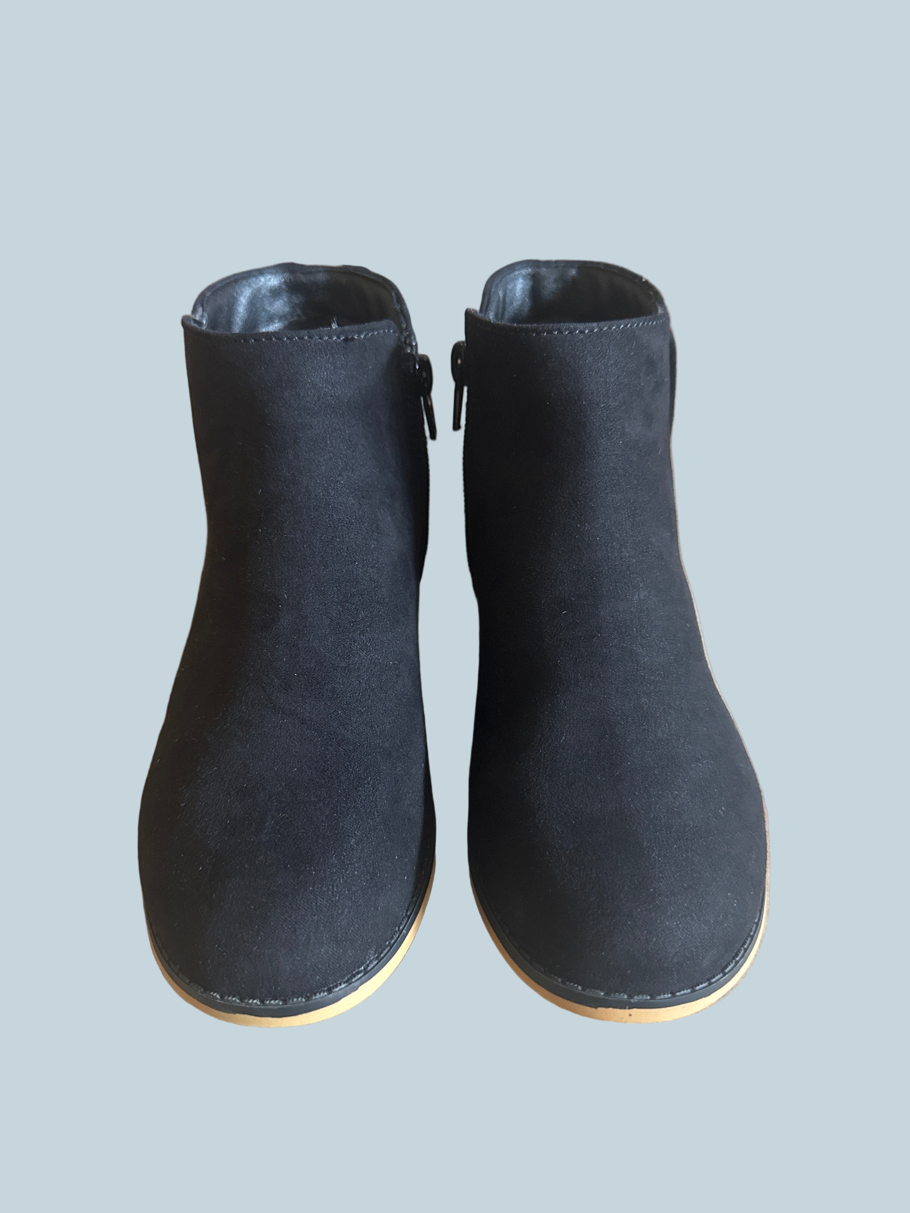 Kids ankle boot. Like New. Size 2