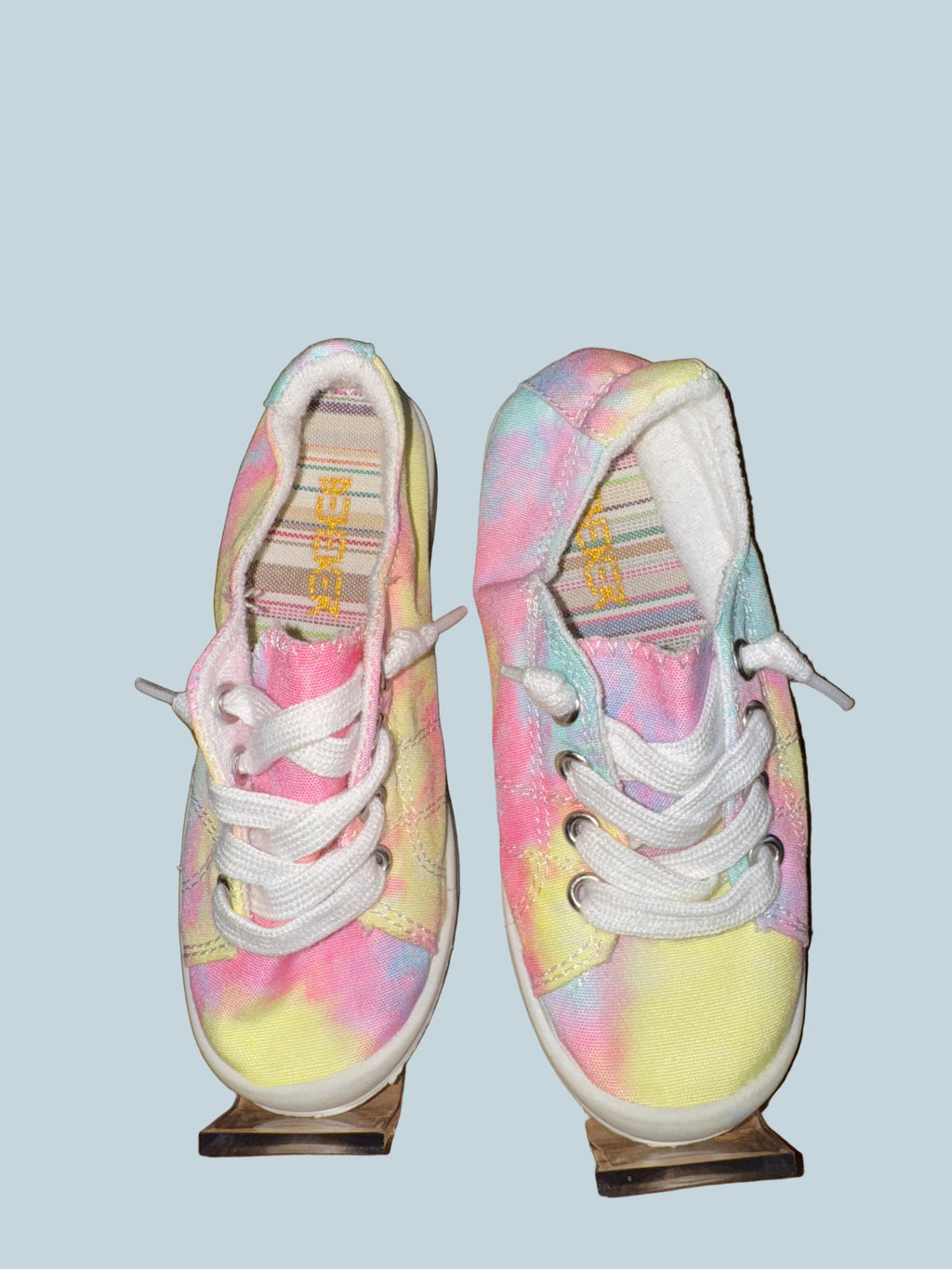 Beneker kids Girls Slip-on shoe Canvas . Like New. Size 7.