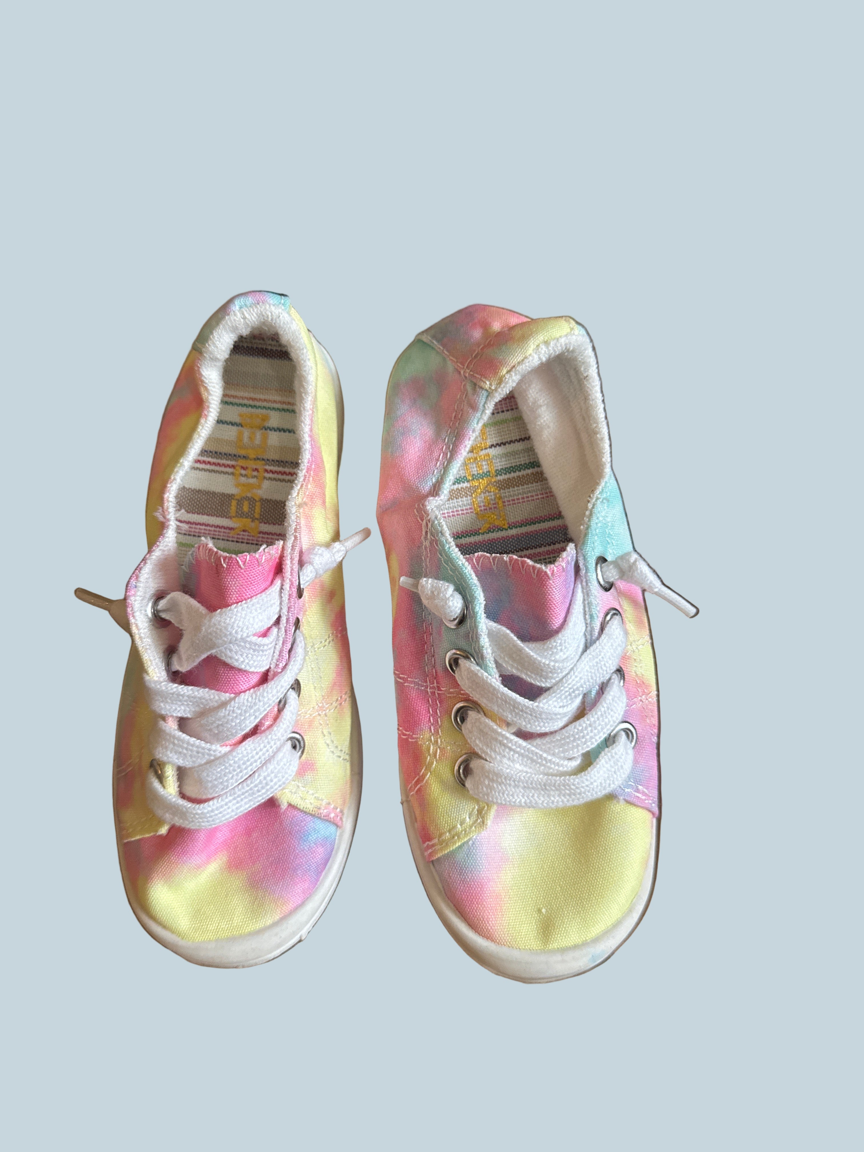 Beneker kids Girls Slip-on shoe Canvas . Like New. Size 7.