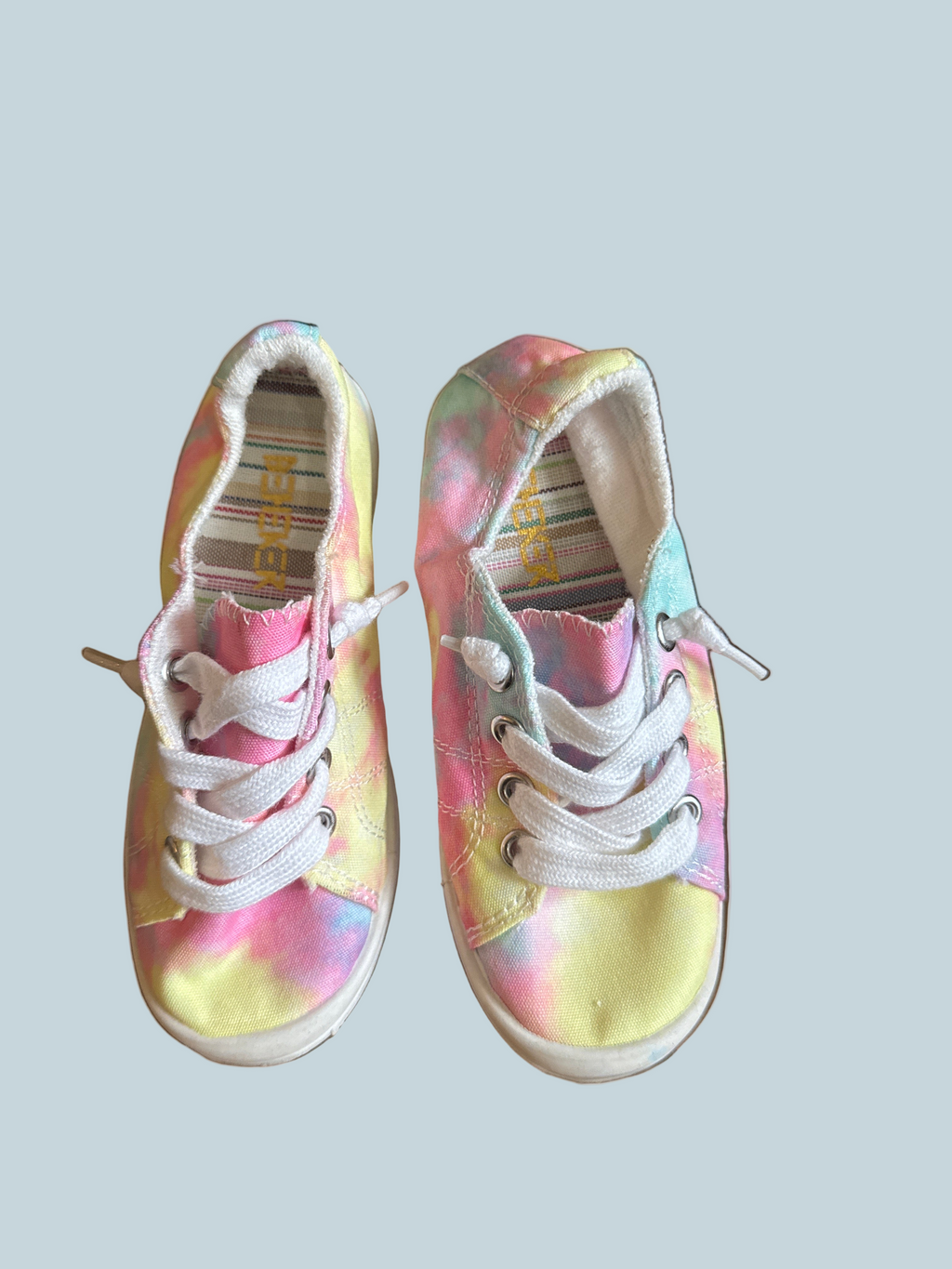 Beneker kids Girls Slip-on shoe Canvas . Like New. Size 7.