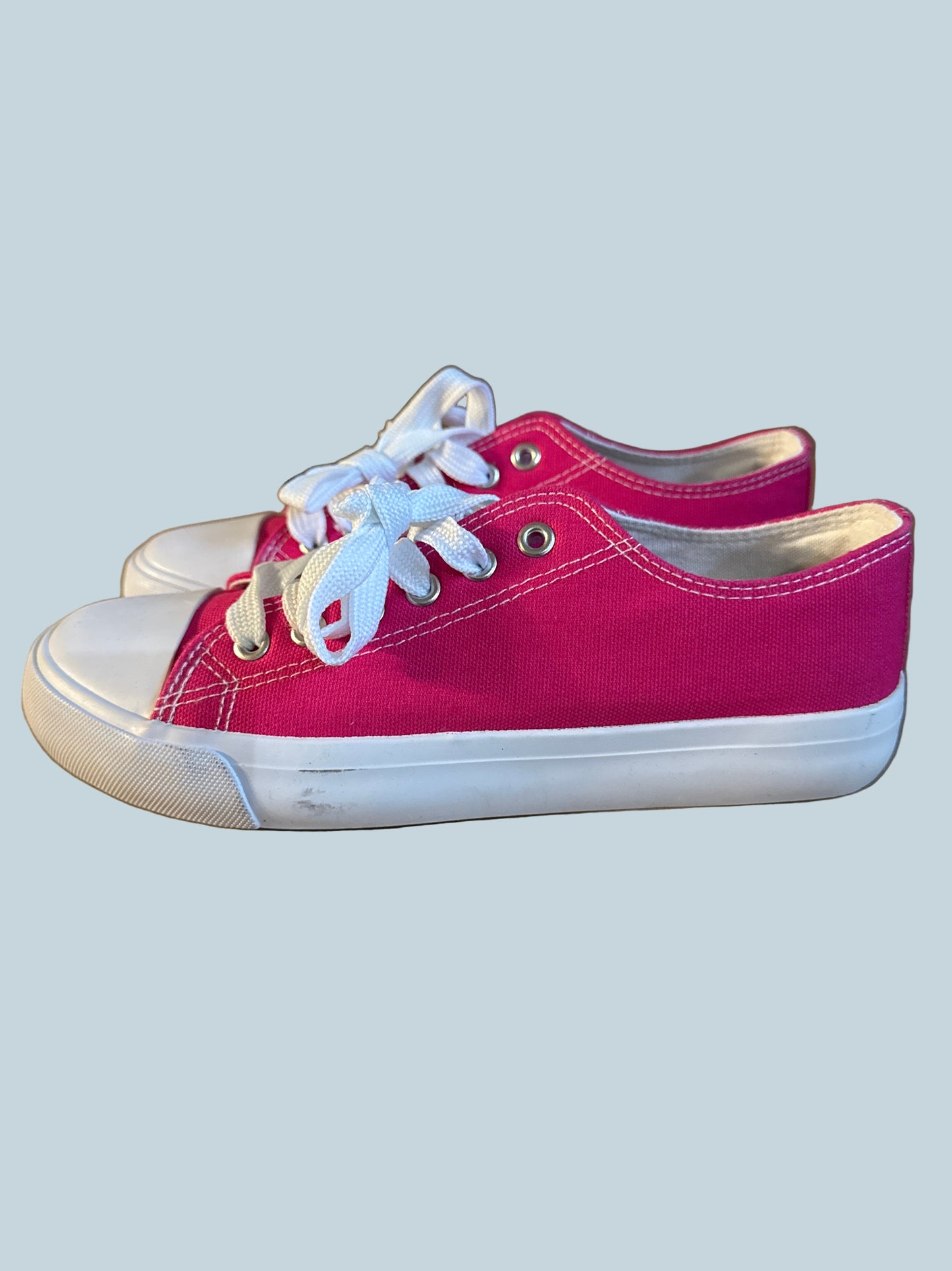 Women Canvas Shoe Sneakers. Like New. Size 7.5