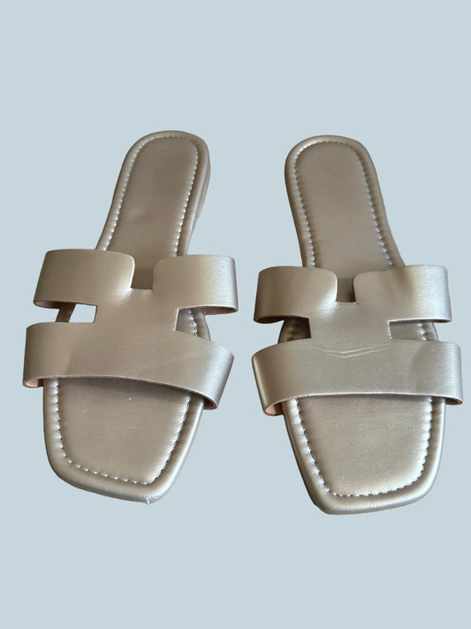 Women Slide Shoe Sandals Flat. Secondhand. Size 10