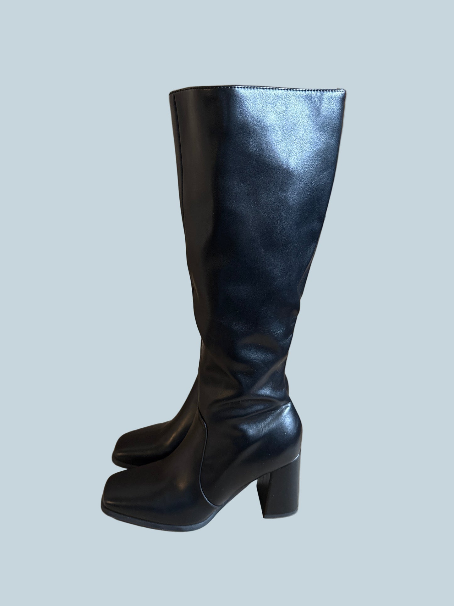 Women Knee-high boot. Like New. Size 9