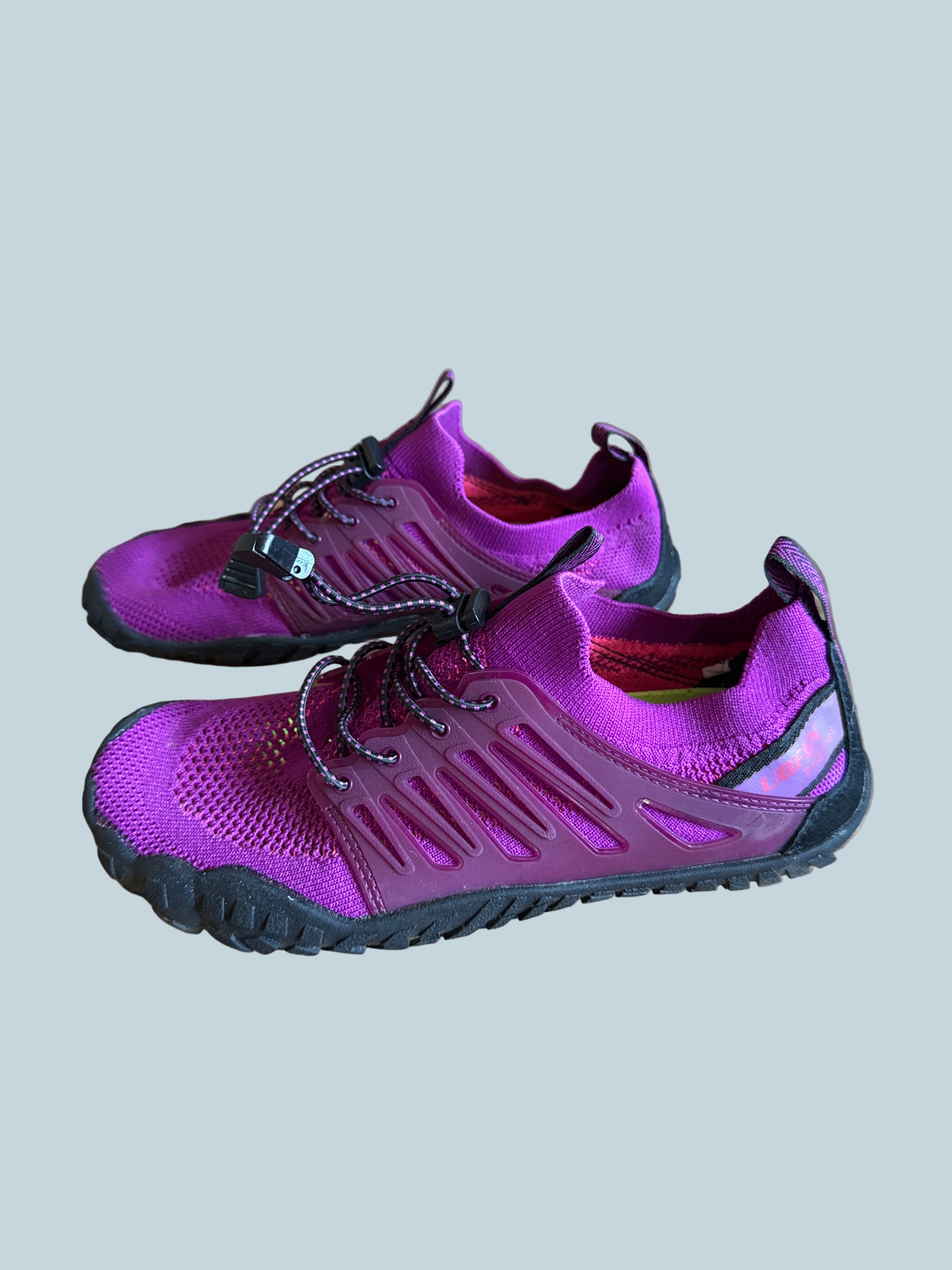 Women Hiking Shoe Sneakers. Secondhand. Size 38