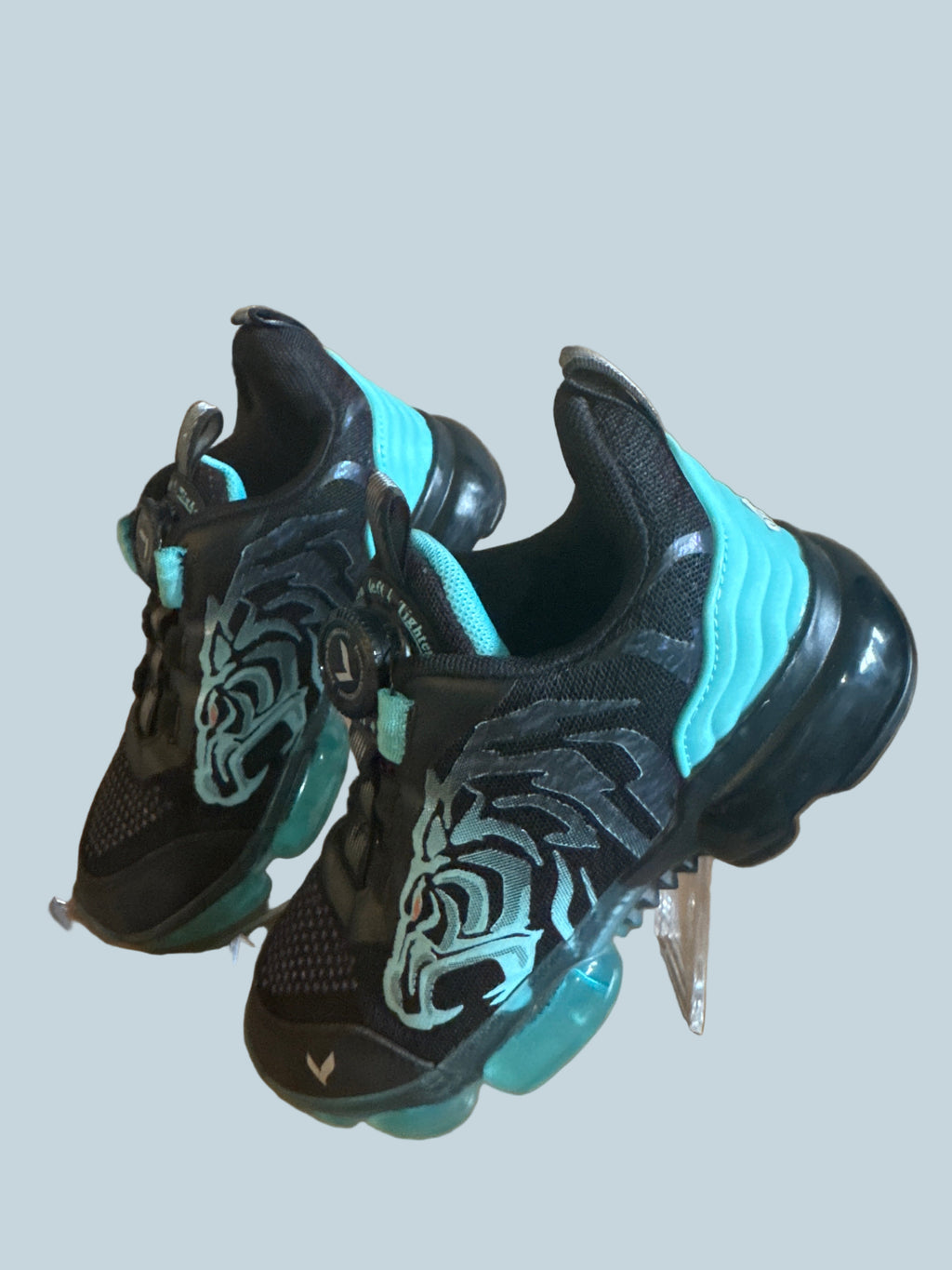 Vitike kids Boys Athletic Shoe Sneaker. Iike New. Kids Size 32