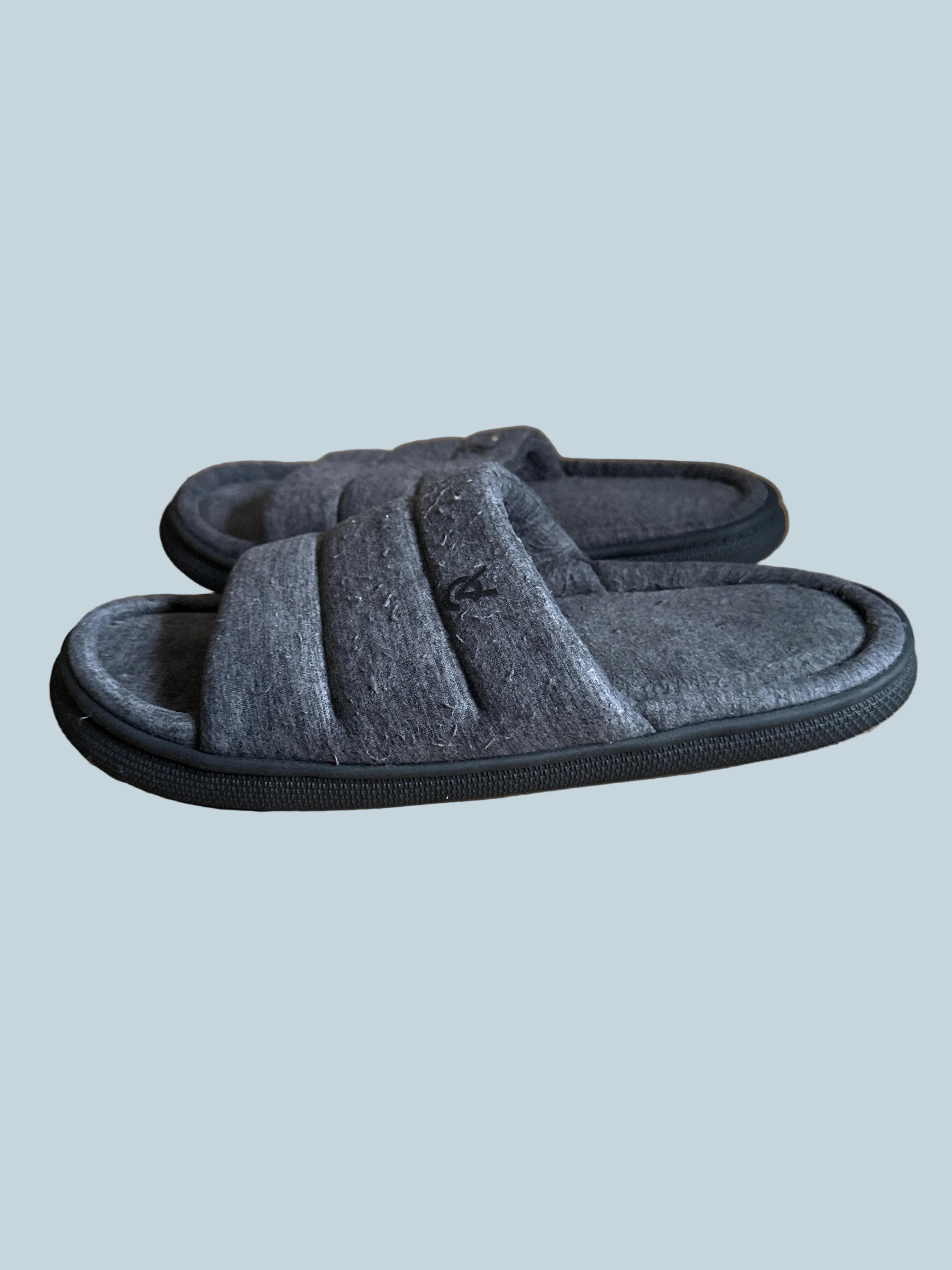 Men Slipon Shoe Slippers. Secondhand. Size 44-45