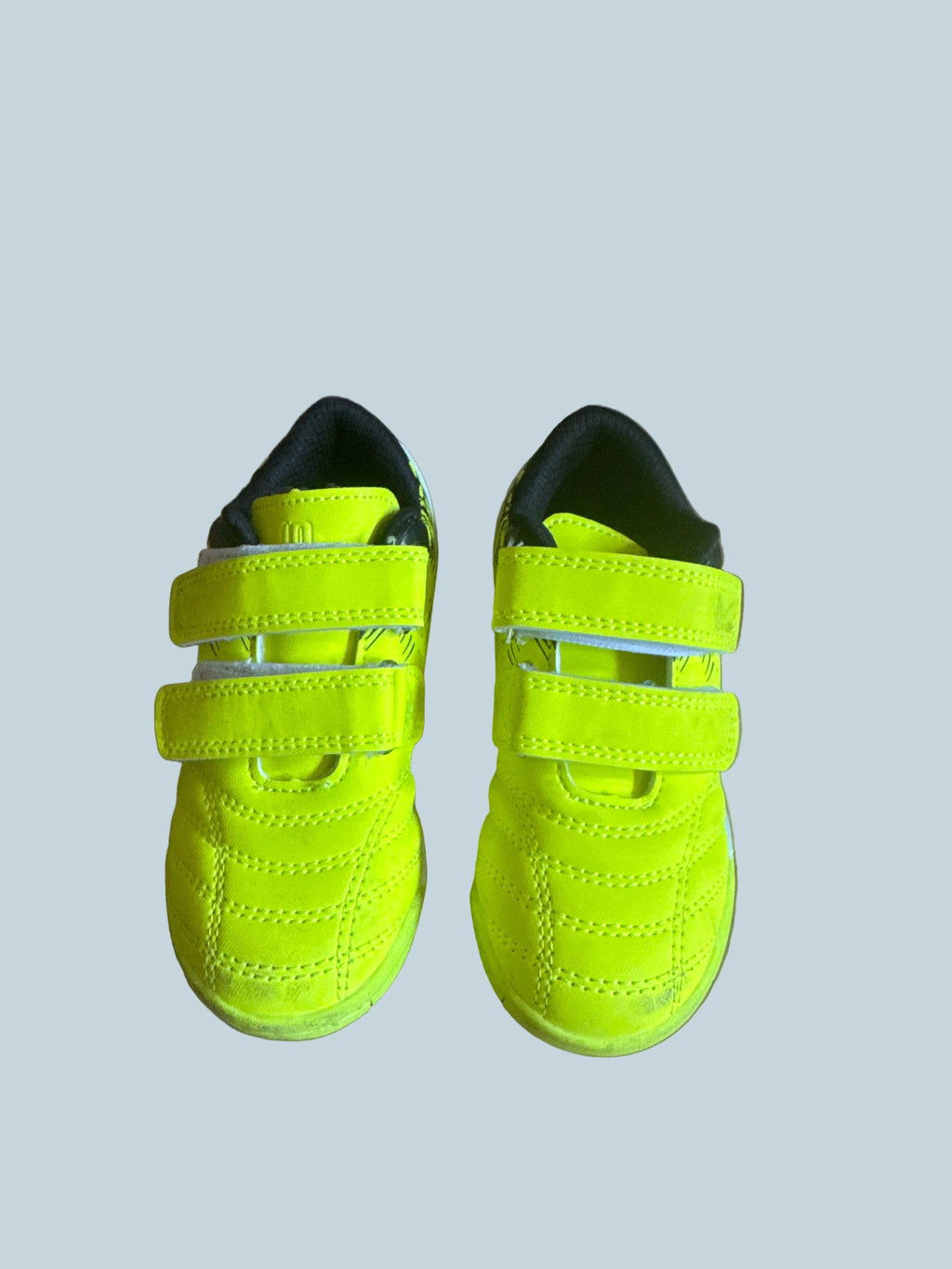 Deja kids Boys Soccer Shoe Sneaker. Secondhand. Toddler Size 8