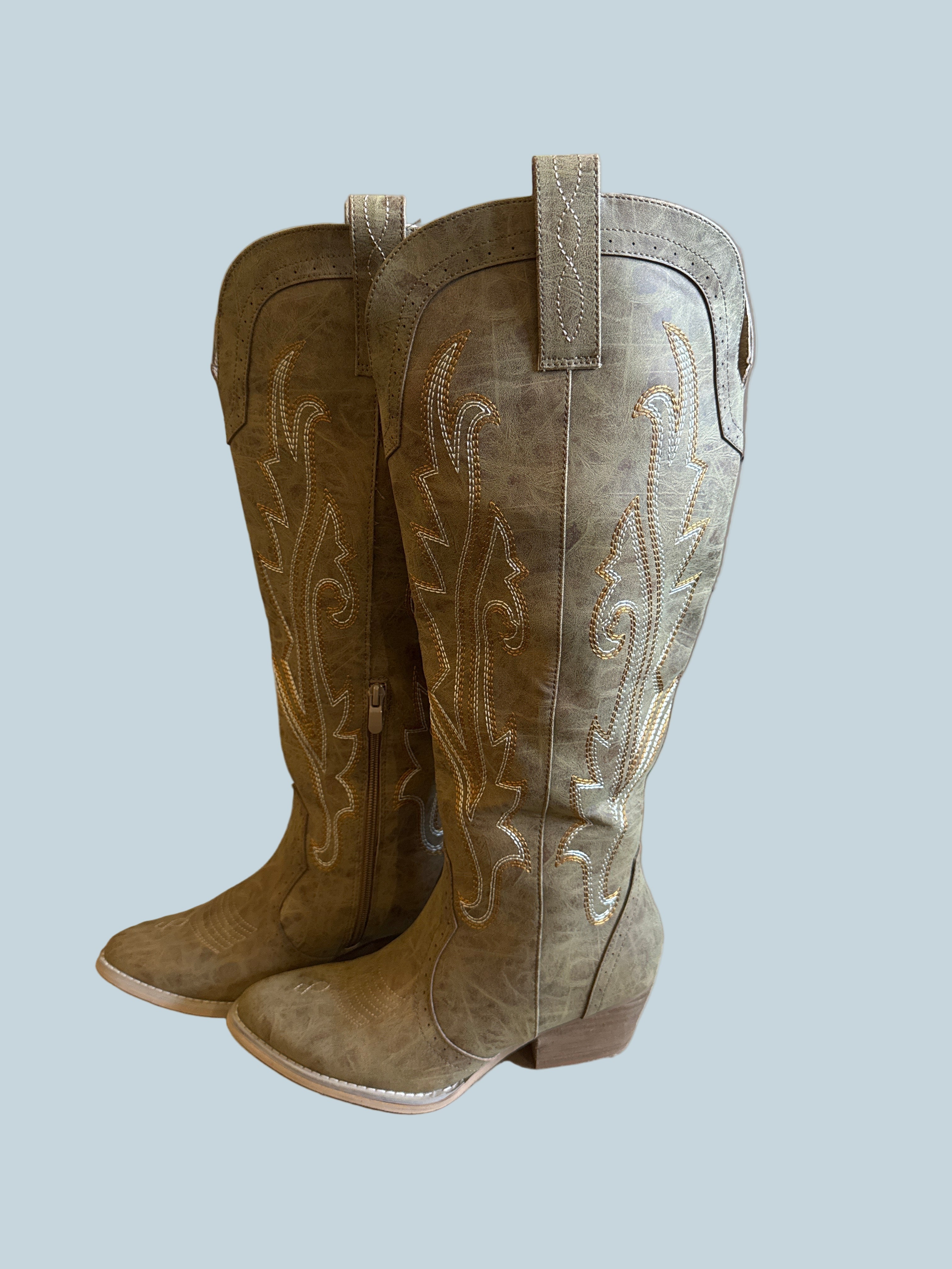 Dream Pairs Women Knee-high Cowboy Boot.  Like New. Size 8