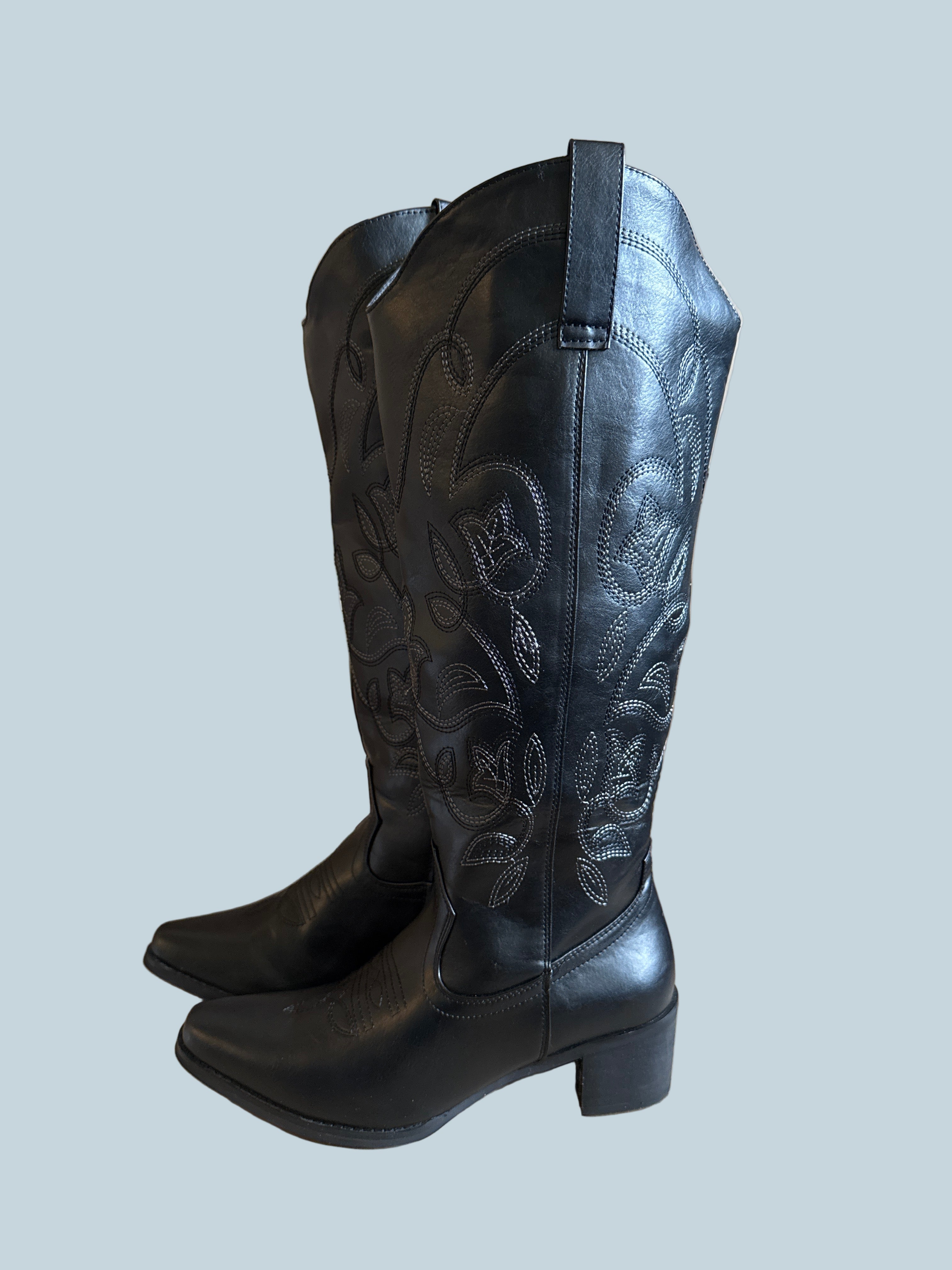 Dream Pairs Women Knee High Cowboy Boot. Secondhand. Size 8