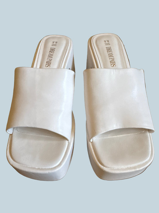 Dream Pairs Women Chunky Platform Heeled Slide Sandals. Secondhand. Size 8.5