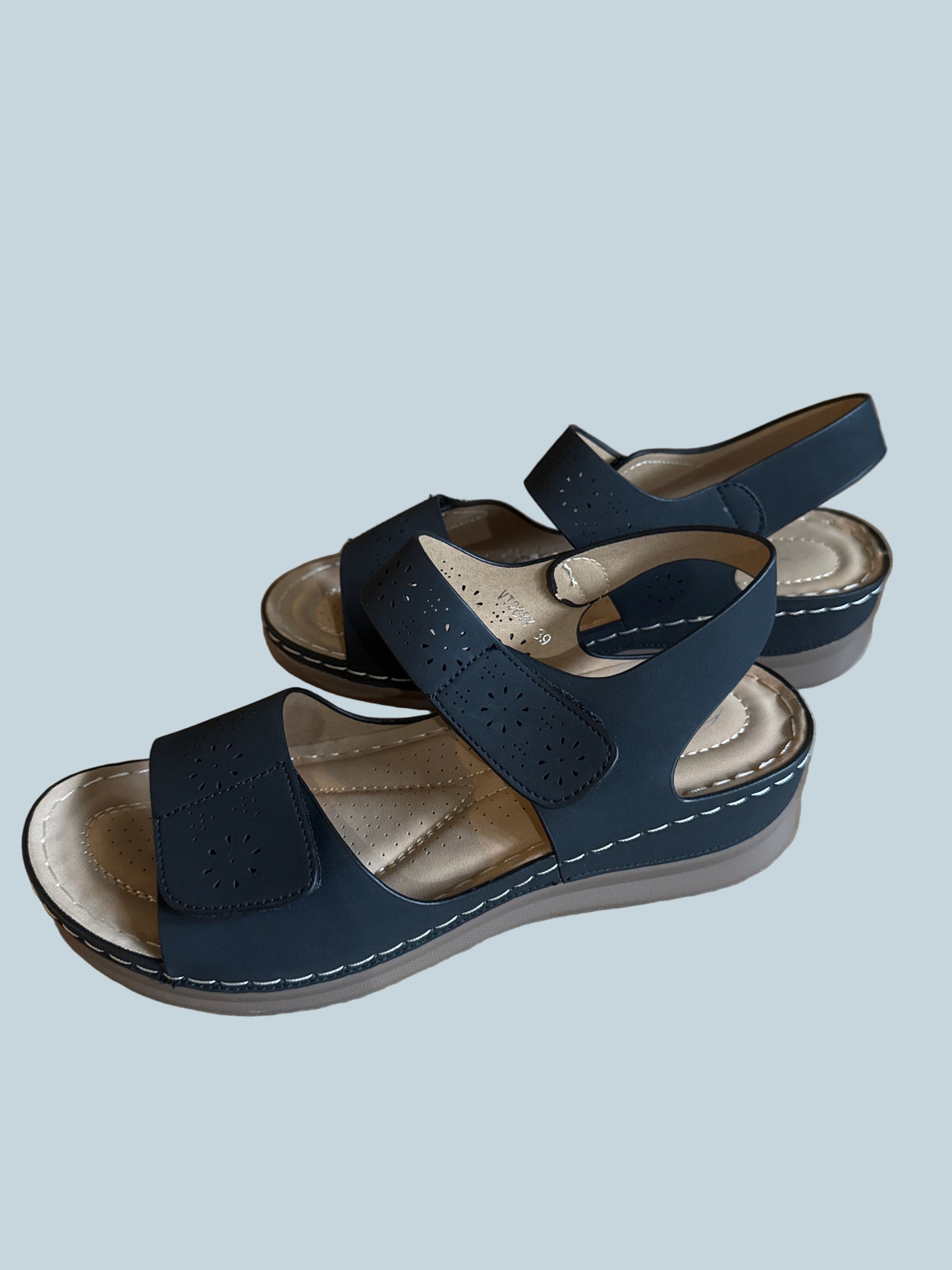 Coutgo Women Low Wedge Shoe Sandals Like New. Size 39