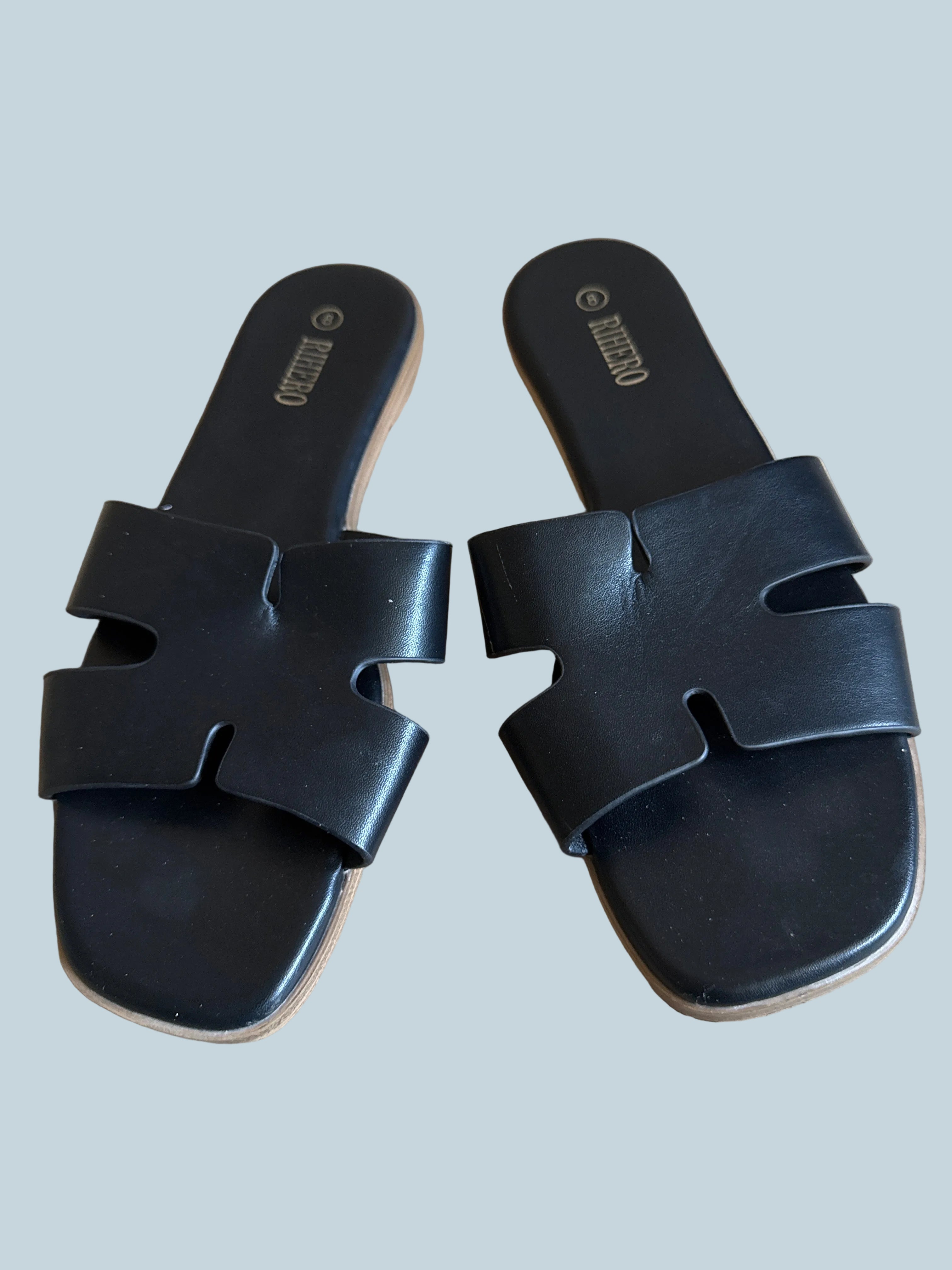 Women Slide Shoe Sandals Flat. Secondhand. Size 8