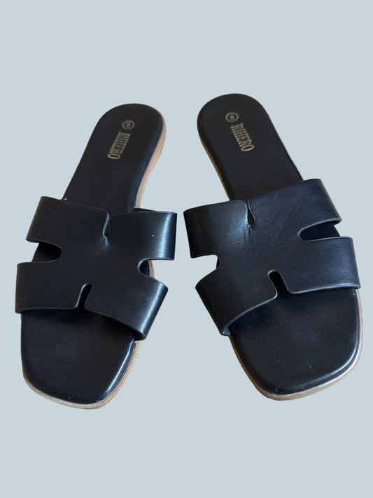 Women Slide Shoe Sandals Flat. Secondhand. Size 8