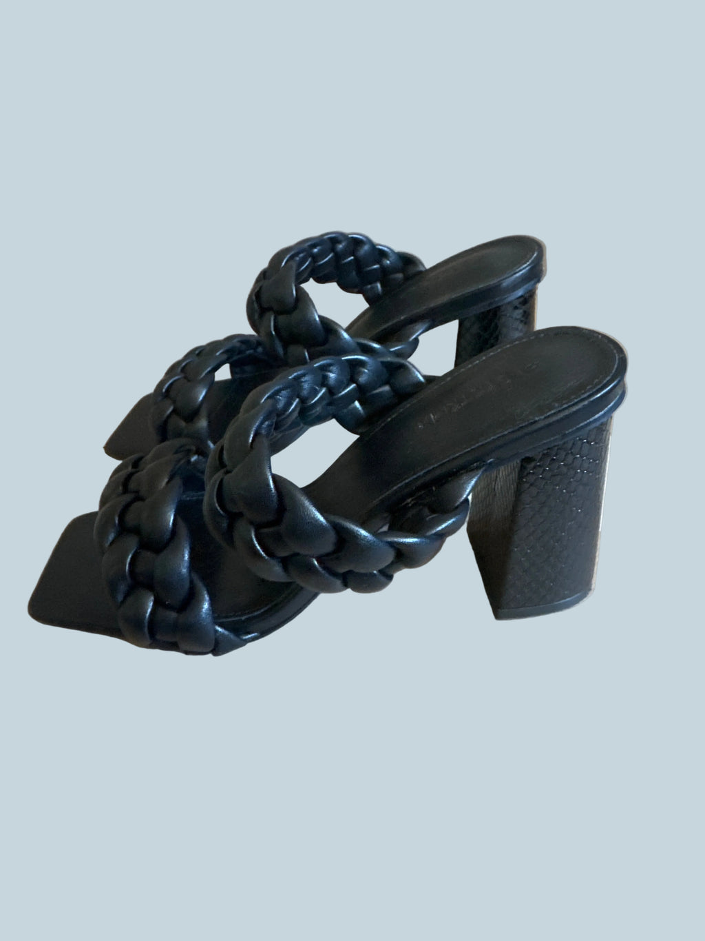 SYKTKMX Women Braided Heeled Slide Sandals. Secondhand. Size 8