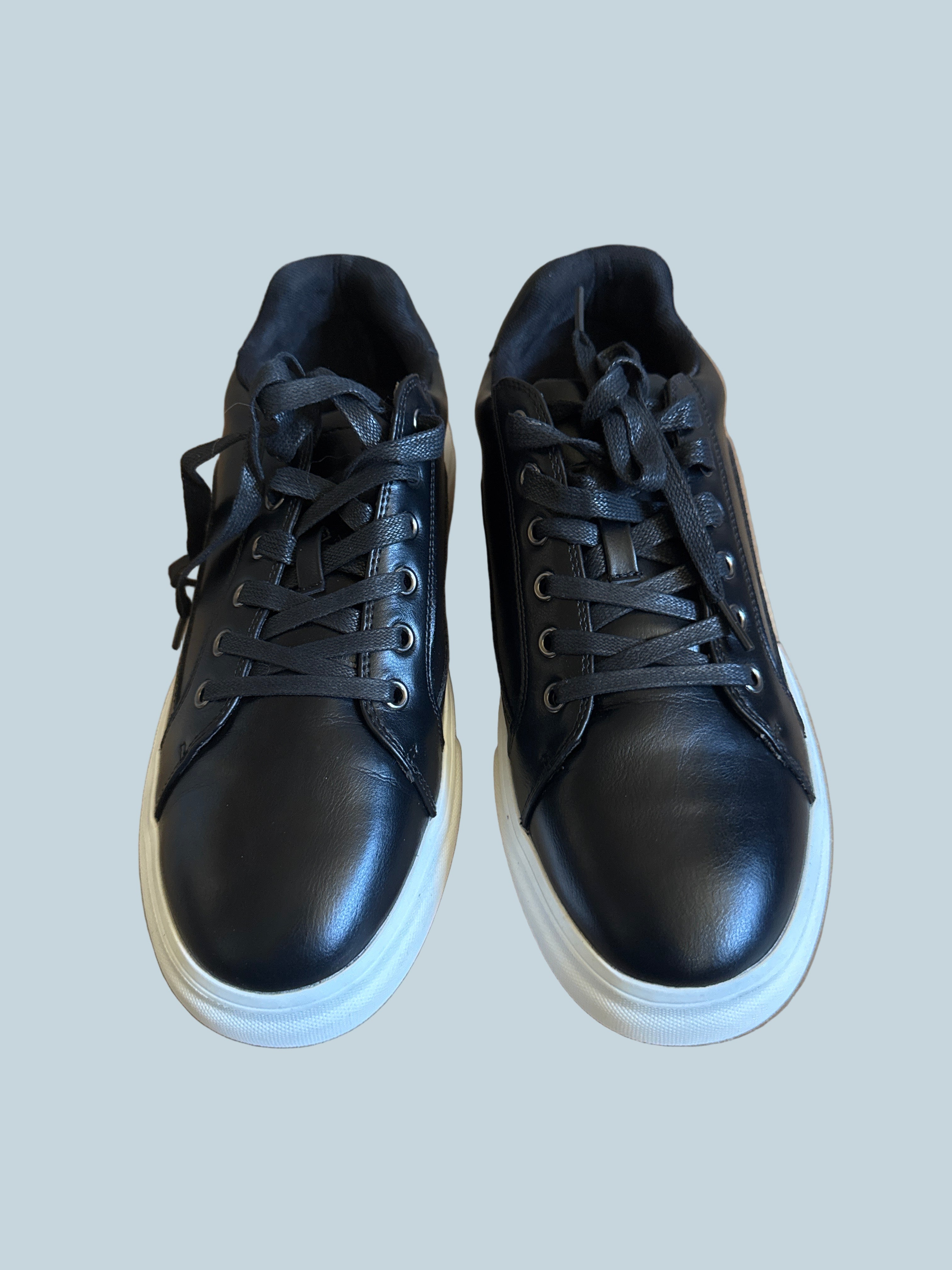 Vostey Men Casual Shoe Sneakers. Like New. Size 10.5