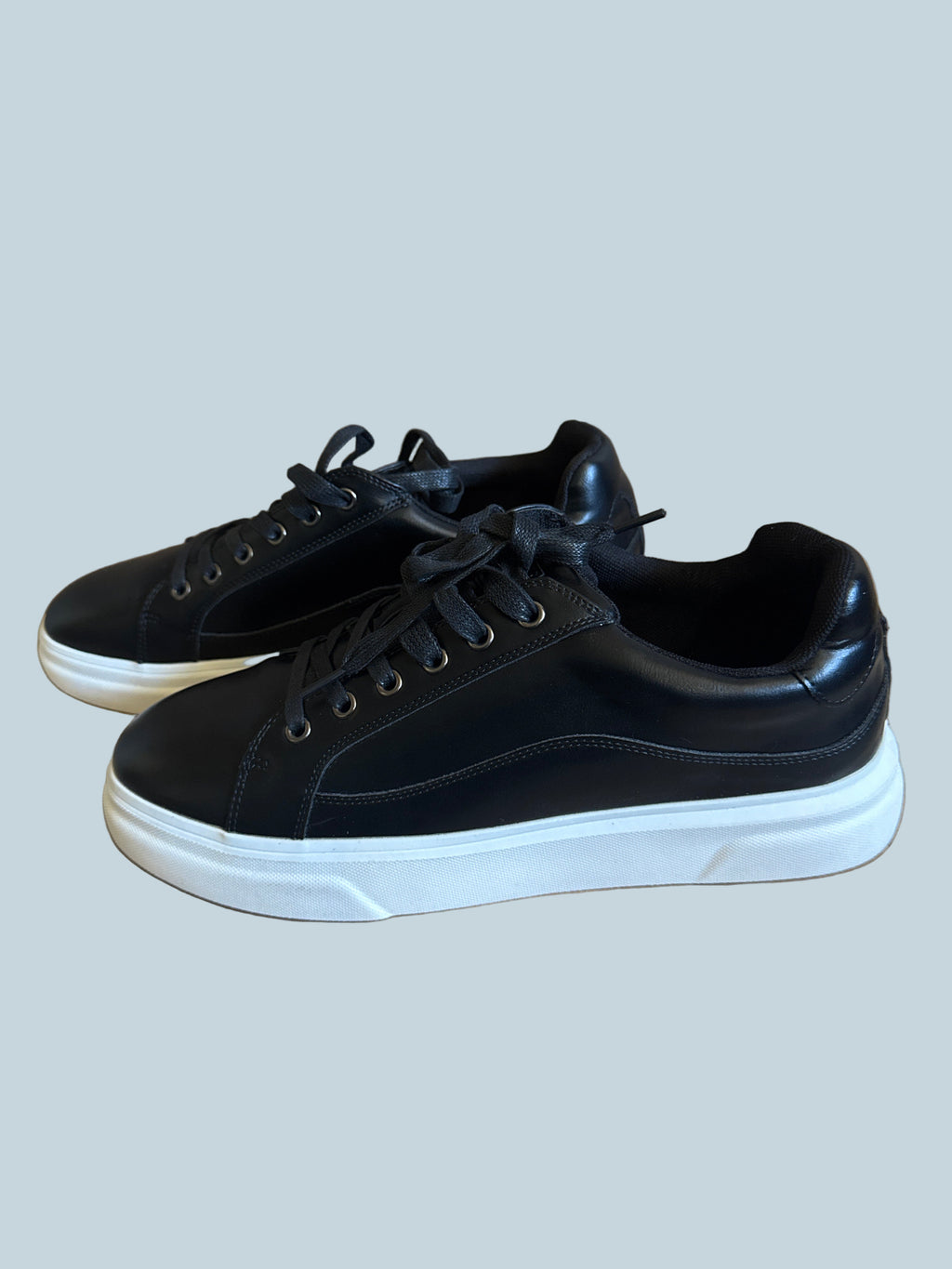 Vostey Men Casual Shoe Sneakers. Like New. Size 10.5