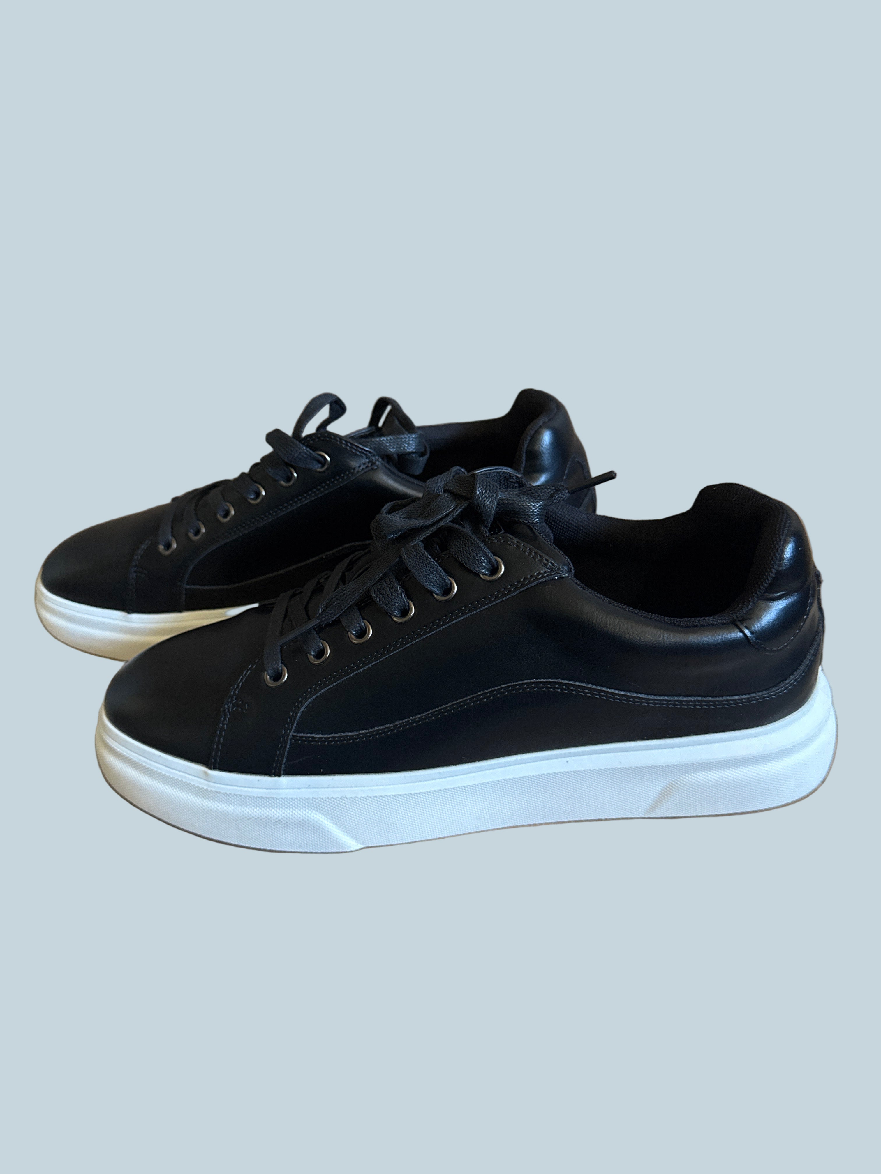 Vostey Men Casual Shoe Sneakers. Like New. Size 10.5