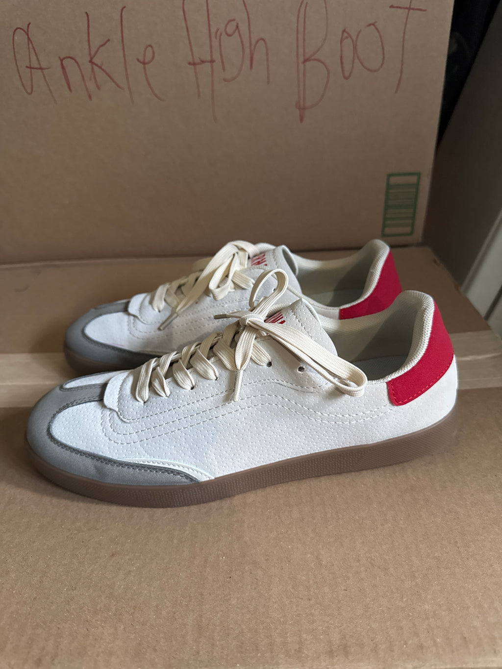 Bernal Men Casual Shoe Sneakers . Like New. Size 8