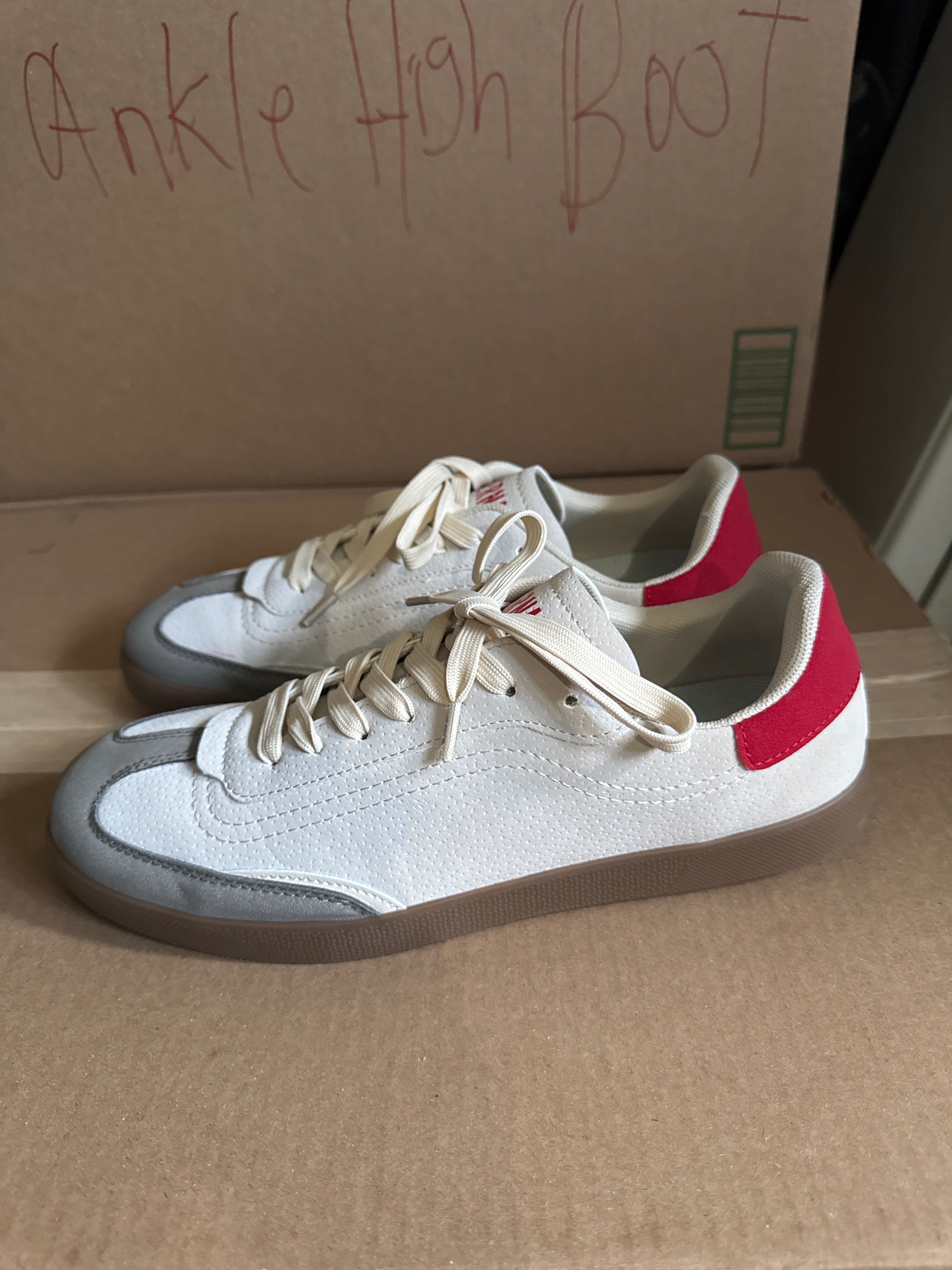 Bernal Men Casual Shoe Sneakers . Like New. Size 8