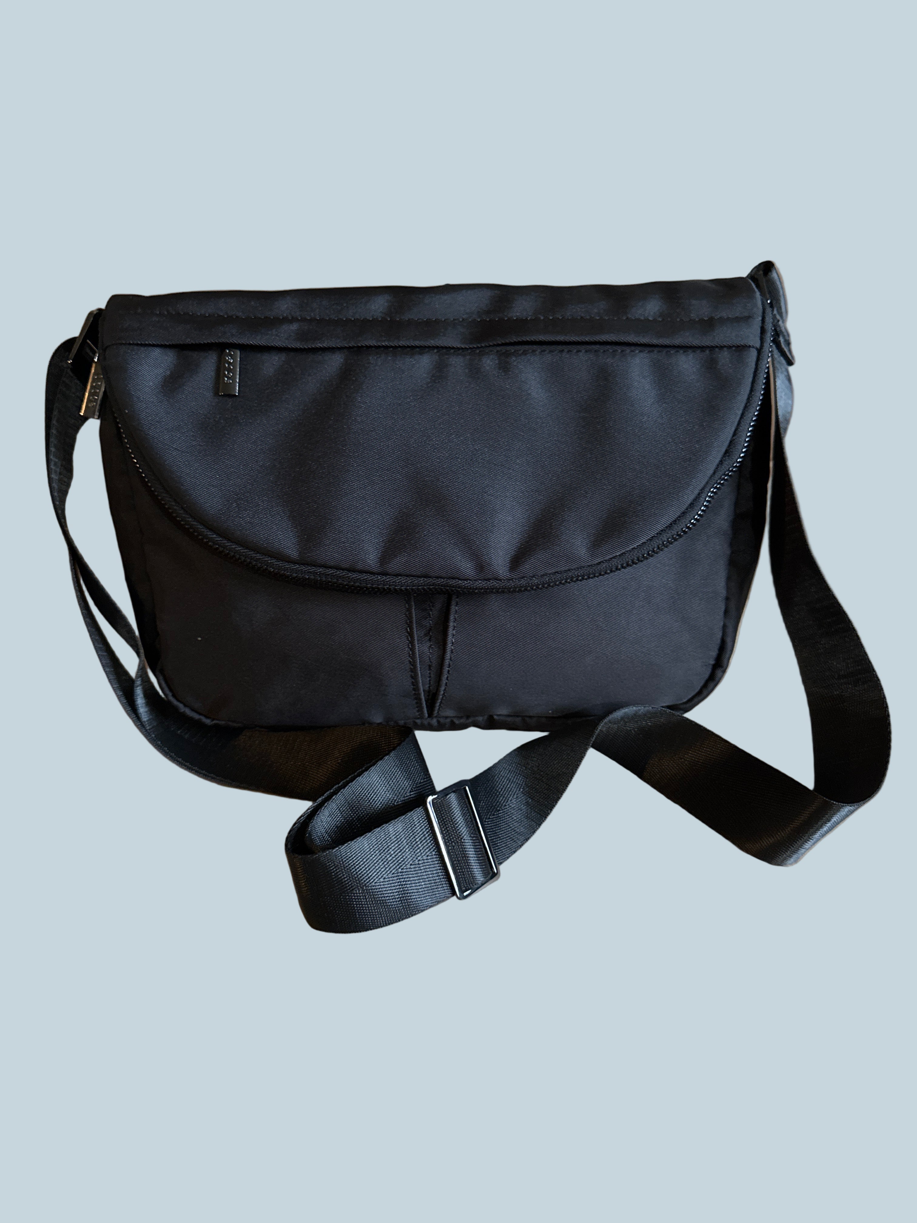 Osoce Crossbody Bag. Like New. Size Small